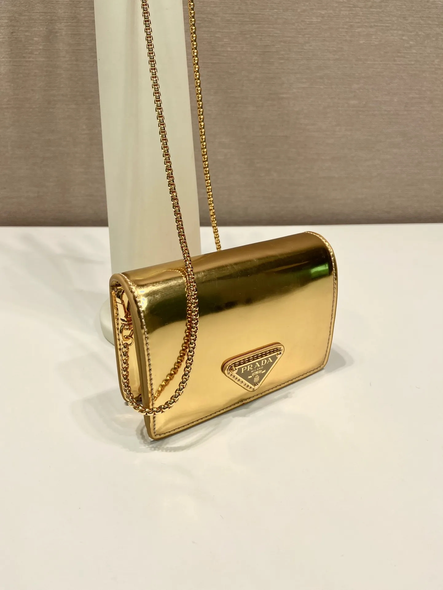 💰760🎉Glossy small bag🎉1MR024 new color🎉🎉 This bright fabric is made of fine and smooth cowhide, showing a gorgeous and functional design. My favorite is this detachable and adjustable iron shoulder strap, which can be used as a waist bag decoration😍😍 or as a necklace decoration with clothes. The triangle mark in the middle can be adjusted, giving the item a variety of ways to wear it. There is room for lipstick 💄/earphones/keys🚗....so beautiful. Worth buying 🎉🎉 Length 11.5x Height 8cm