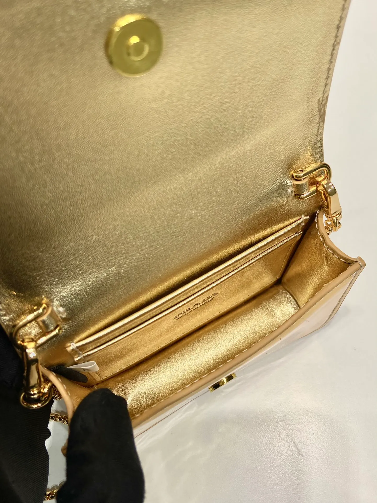 💰760🎉Glossy small bag🎉1MR024 new color🎉🎉 This bright fabric is made of fine and smooth cowhide, showing a gorgeous and functional design. My favorite is this detachable and adjustable iron shoulder strap, which can be used as a waist bag decoration😍😍 or as a necklace decoration with clothes. The triangle mark in the middle can be adjusted, giving the item a variety of ways to wear it. There is room for lipstick 💄/earphones/keys🚗....so beautiful. Worth buying 🎉🎉 Length 11.5x Height 8cm