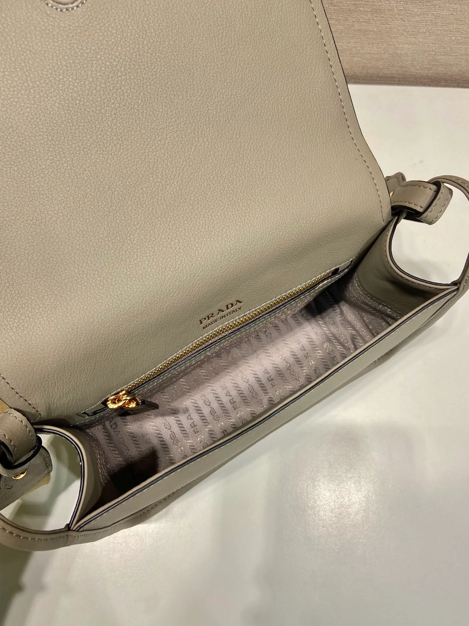 💰1560👏New double shoulder bag👏1BD372🎉 This leather shoulder bag has a simple design, made of imported calfskin, with a metal triangle logo and flip cover design on the front. It is equipped with 2 detachable logo webbing and leather shoulder straps, which can be exchanged at any time for different outfits and occasions😘😘to highlight its modern style. High fashion is the main fashion for daily matching. Hurry up and get it, it’s so beautiful👏👏 Length 23x Height 15x Bottom 8.5cm👏👏👏😘😘😘