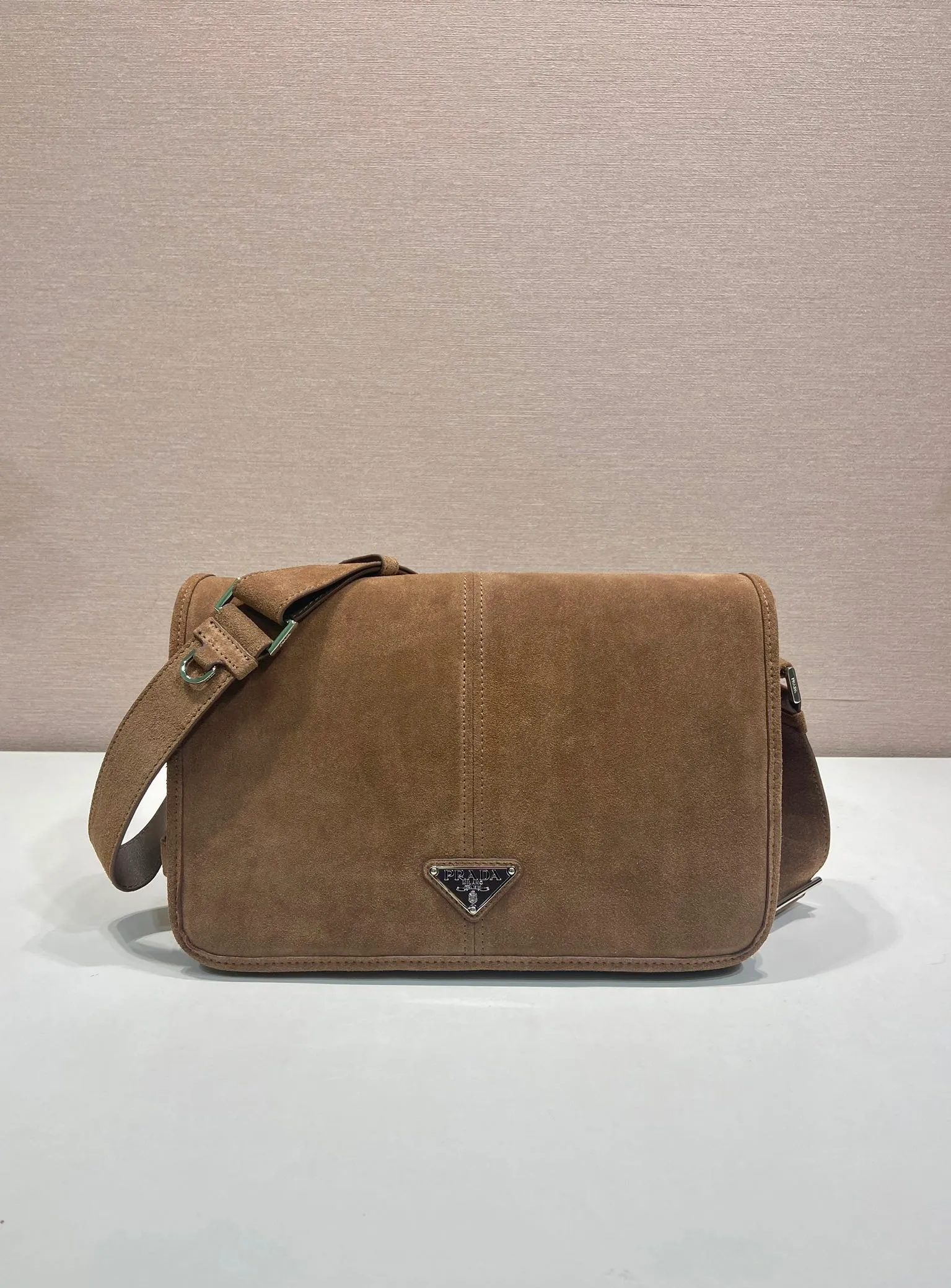 💰1560🎉New messenger bag🎉2VD073 suede leather🎉🎉 This shoulder bag is carefully made of imported suede leather. It has a unique streamlined silhouette and is decorated with a unique triangle logo. It is fashionable and versatile. Flip cover design, adjustable leather shoulder strap, another popular style that will never go out of style, handsome guys, hurry up and get it🎉🎉 Length 30x Height 20x Bottom 11cm🎉🎉🎉👏👏👏