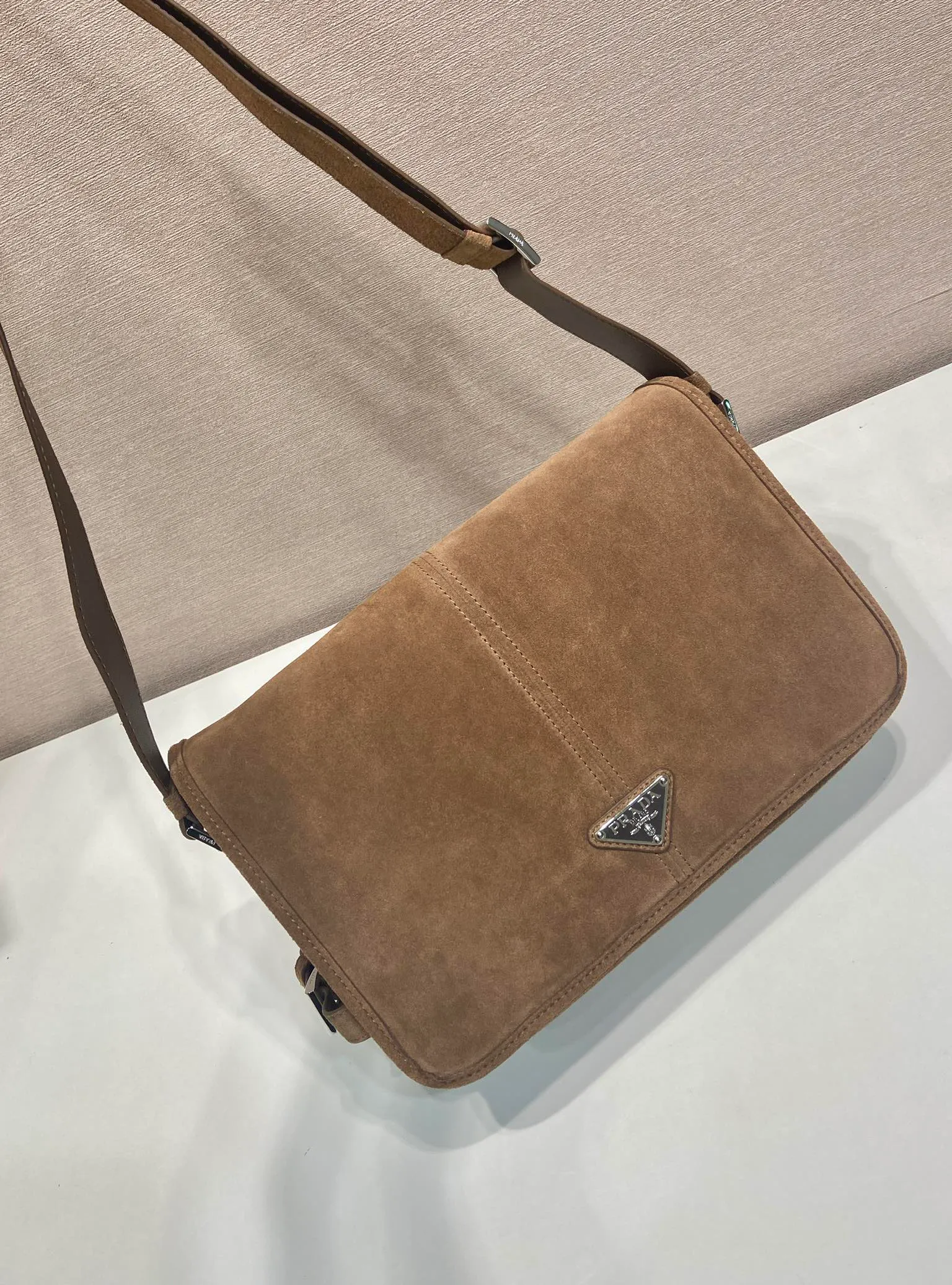 💰1560🎉New messenger bag🎉2VD073 suede leather🎉🎉 This shoulder bag is carefully made of imported suede leather. It has a unique streamlined silhouette and is decorated with a unique triangle logo. It is fashionable and versatile. Flip cover design, adjustable leather shoulder strap, another popular style that will never go out of style, handsome guys, hurry up and get it🎉🎉 Length 30x Height 20x Bottom 11cm🎉🎉🎉👏👏👏