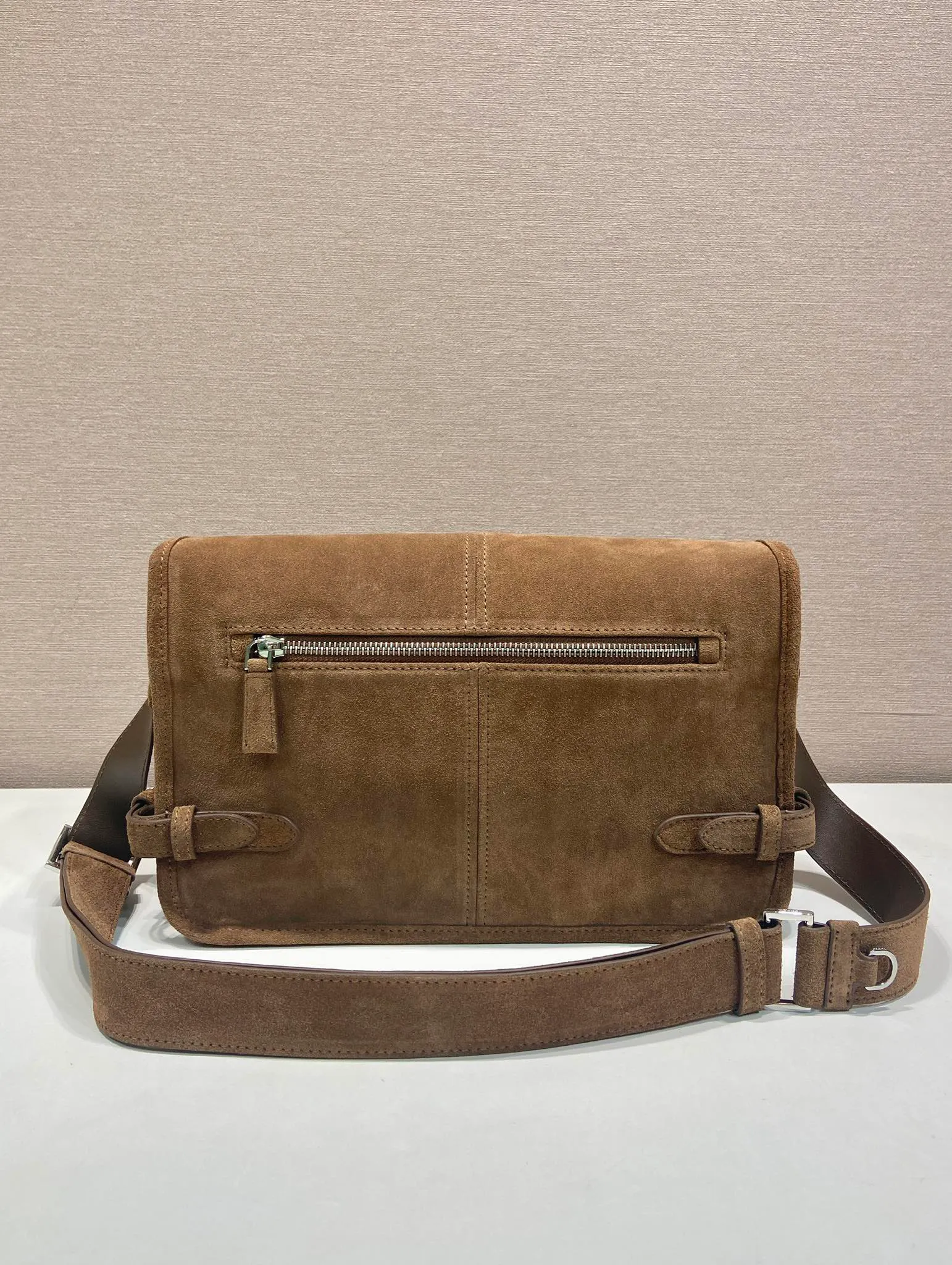💰1560🎉New messenger bag🎉2VD073 suede leather🎉🎉 This shoulder bag is carefully made of imported suede leather. It has a unique streamlined silhouette and is decorated with a unique triangle logo. It is fashionable and versatile. Flip cover design, adjustable leather shoulder strap, another popular style that will never go out of style, handsome guys, hurry up and get it🎉🎉 Length 30x Height 20x Bottom 11cm🎉🎉🎉👏👏👏