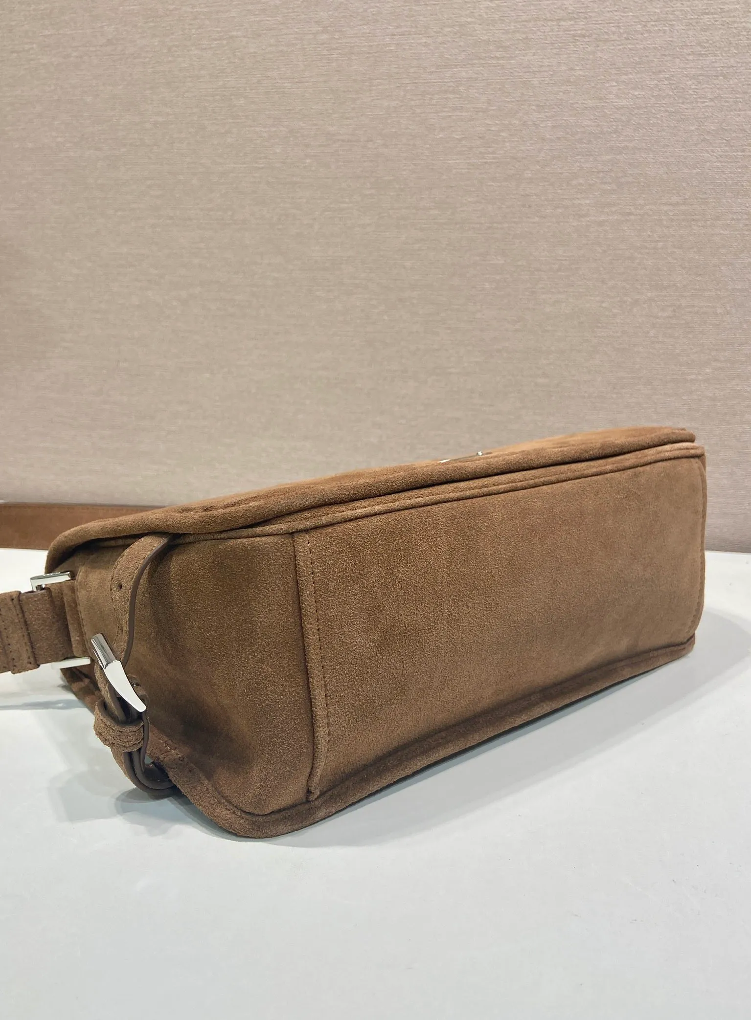 💰1560🎉New messenger bag🎉2VD073 suede leather🎉🎉 This shoulder bag is carefully made of imported suede leather. It has a unique streamlined silhouette and is decorated with a unique triangle logo. It is fashionable and versatile. Flip cover design, adjustable leather shoulder strap, another popular style that will never go out of style, handsome guys, hurry up and get it🎉🎉 Length 30x Height 20x Bottom 11cm🎉🎉🎉👏👏👏