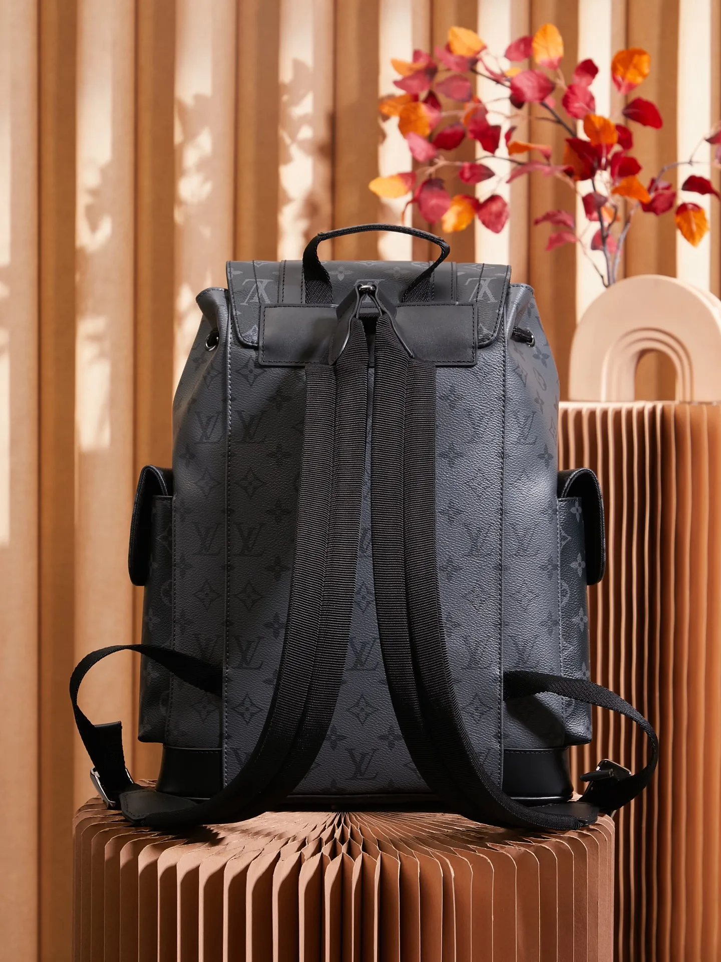 P¥920👉nfc dynamic chip version👈【Top inspection-free pure steel hardware】𝐂𝐇𝐑𝐈𝐒𝐓𝐎𝐏𝐇𝐄𝐑 Small backpack series m46331 inspection-free version ✔️Size: 32*39*12cm 𝒄𝒉𝒓𝒊𝒔𝒕𝒐 𝒑𝒉𝒆𝒓Small size series! A unisex backpack, a daily bag that is very suitable for outdoor use. Its attractive design style is quite tasteful and can easily meet the daily travel capacity. It can hold laptops, books, documents, etc., and the flap closure snaps and drawstrings are more layered and retro. It is an almost versatile bag shape! This model has a high utilization rate and is a must-have for daily commuting and traveling. It doesn���t matter how tall you are!