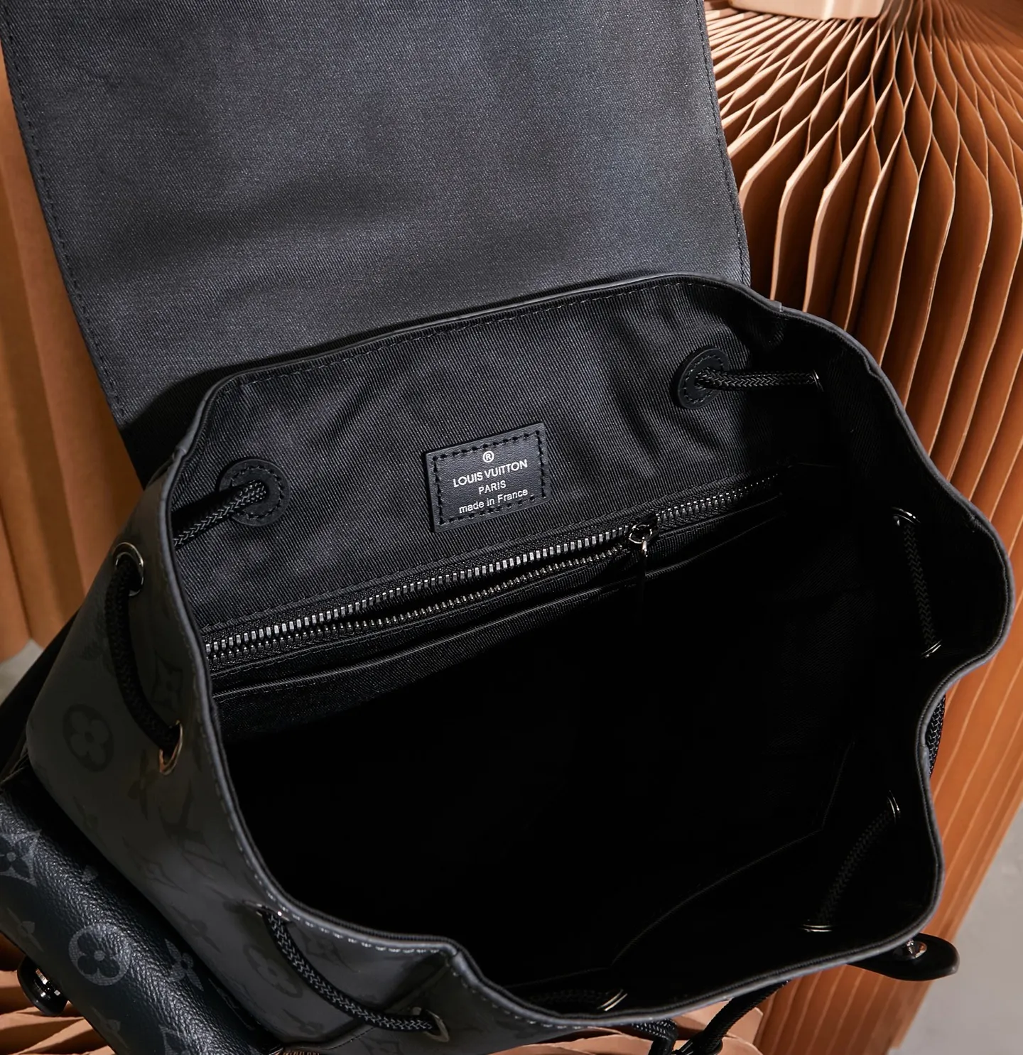 P¥920👉nfc dynamic chip version👈【Top inspection-free pure steel hardware】𝐂𝐇𝐑𝐈𝐒𝐓𝐎𝐏𝐇𝐄𝐑 Small backpack series m46331 inspection-free version ✔️Size: 32*39*12cm 𝒄𝒉𝒓𝒊𝒔𝒕𝒐 𝒑𝒉𝒆𝒓Small size series! A unisex backpack, a daily bag that is very suitable for outdoor use. Its attractive design style is quite tasteful and can easily meet the daily travel capacity. It can hold laptops, books, documents, etc., and the flap closure snaps and drawstrings are more layered and retro. It is an almost versatile bag shape! This model has a high utilization rate and is a must-have for daily commuting and traveling. It doesn���t matter how tall you are!