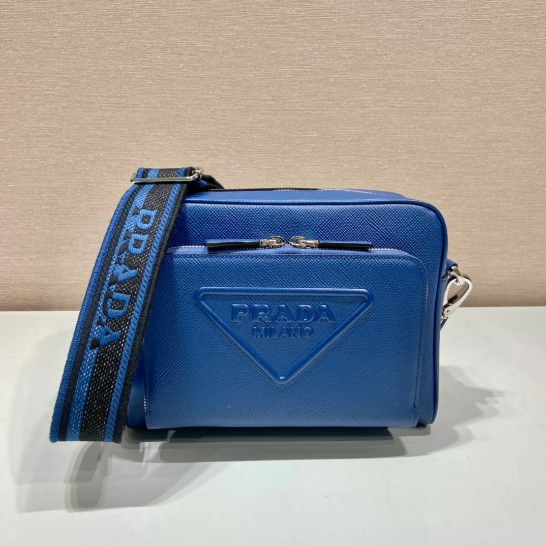 💰1840👏Men's cross-body bag with embroidered webbing👏2VH152👏👏 This stylish and simple shoulder bag is made of imported Saffiano leather with a large embossed triangle logo. It is equipped with a detachable embroidered webbing, which can be matched with other bags👏👏Front pocket design, showing the unique characteristics of crossed parallel lines. Simple, elegant and fashionable, it is very fashionable on the street, hurry up and get it👏👏handsome guys😘 Length 24x height 18x ​​bottom 6cm