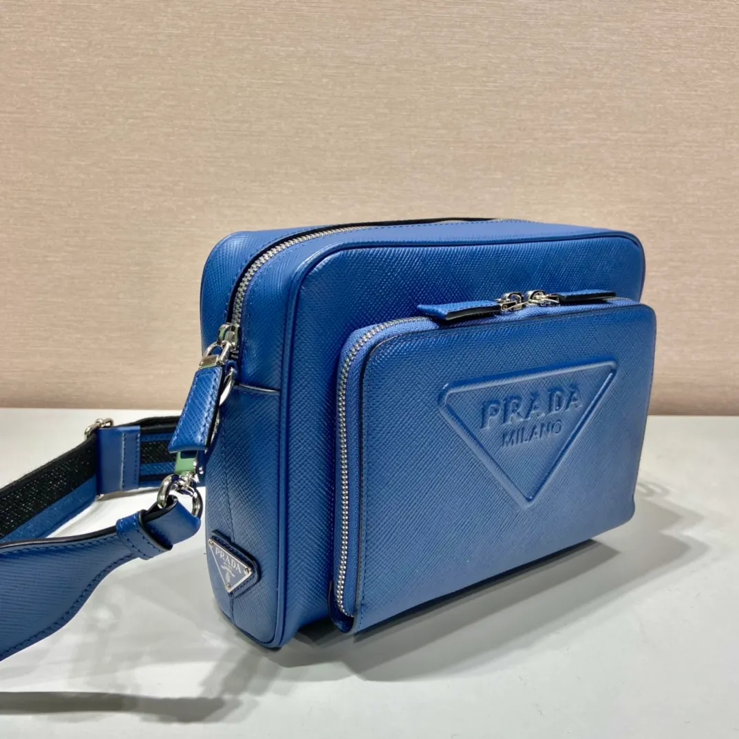 💰1840👏Men's cross-body bag with embroidered webbing👏2VH152👏👏 This stylish and simple shoulder bag is made of imported Saffiano leather with a large embossed triangle logo. It is equipped with a detachable embroidered webbing, which can be matched with other bags👏👏Front pocket design, showing the unique characteristics of crossed parallel lines. Simple, elegant and fashionable, it is very fashionable on the street, hurry up and get it👏👏handsome guys😘 Length 24x height 18x ​​bottom 6cm