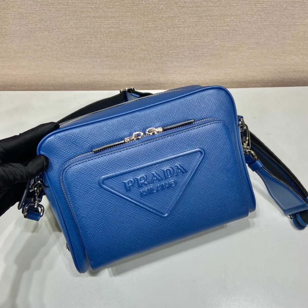 💰1840👏Men's cross-body bag with embroidered webbing👏2VH152👏👏 This stylish and simple shoulder bag is made of imported Saffiano leather with a large embossed triangle logo. It is equipped with a detachable embroidered webbing, which can be matched with other bags👏👏Front pocket design, showing the unique characteristics of crossed parallel lines. Simple, elegant and fashionable, it is very fashionable on the street, hurry up and get it👏👏handsome guys😘 Length 24x height 18x ​​bottom 6cm