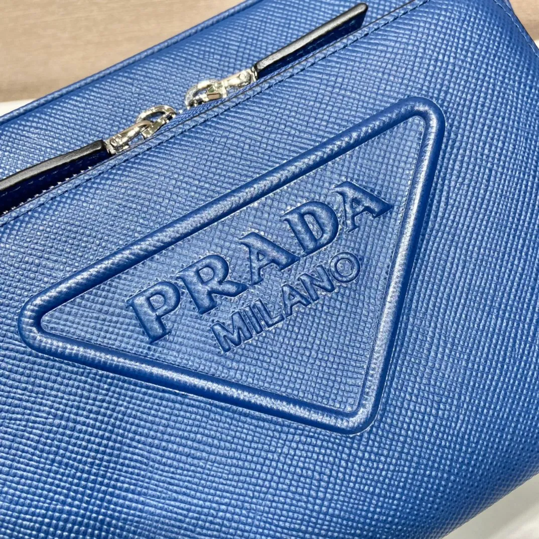 💰1840👏Men's cross-body bag with embroidered webbing👏2VH152👏👏 This stylish and simple shoulder bag is made of imported Saffiano leather with a large embossed triangle logo. It is equipped with a detachable embroidered webbing, which can be matched with other bags👏👏Front pocket design, showing the unique characteristics of crossed parallel lines. Simple, elegant and fashionable, it is very fashionable on the street, hurry up and get it👏👏handsome guys😘 Length 24x height 18x ​​bottom 6cm
