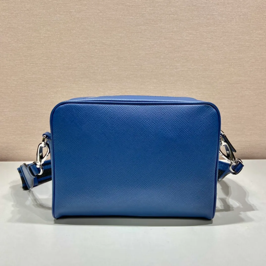 💰1840👏Men's cross-body bag with embroidered webbing👏2VH152👏👏 This stylish and simple shoulder bag is made of imported Saffiano leather with a large embossed triangle logo. It is equipped with a detachable embroidered webbing, which can be matched with other bags👏👏Front pocket design, showing the unique characteristics of crossed parallel lines. Simple, elegant and fashionable, it is very fashionable on the street, hurry up and get it👏👏handsome guys😘 Length 24x height 18x ​​bottom 6cm