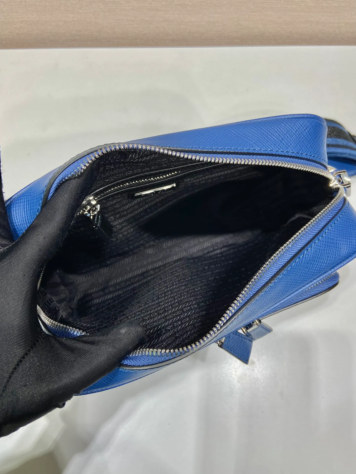 💰1840👏Men's cross-body bag with embroidered webbing👏2VH152👏👏 This stylish and simple shoulder bag is made of imported Saffiano leather with a large embossed triangle logo. It is equipped with a detachable embroidered webbing, which can be matched with other bags👏👏Front pocket design, showing the unique characteristics of crossed parallel lines. Simple, elegant and fashionable, it is very fashionable on the street, hurry up and get it👏👏handsome guys😘 Length 24x height 18x ​​bottom 6cm