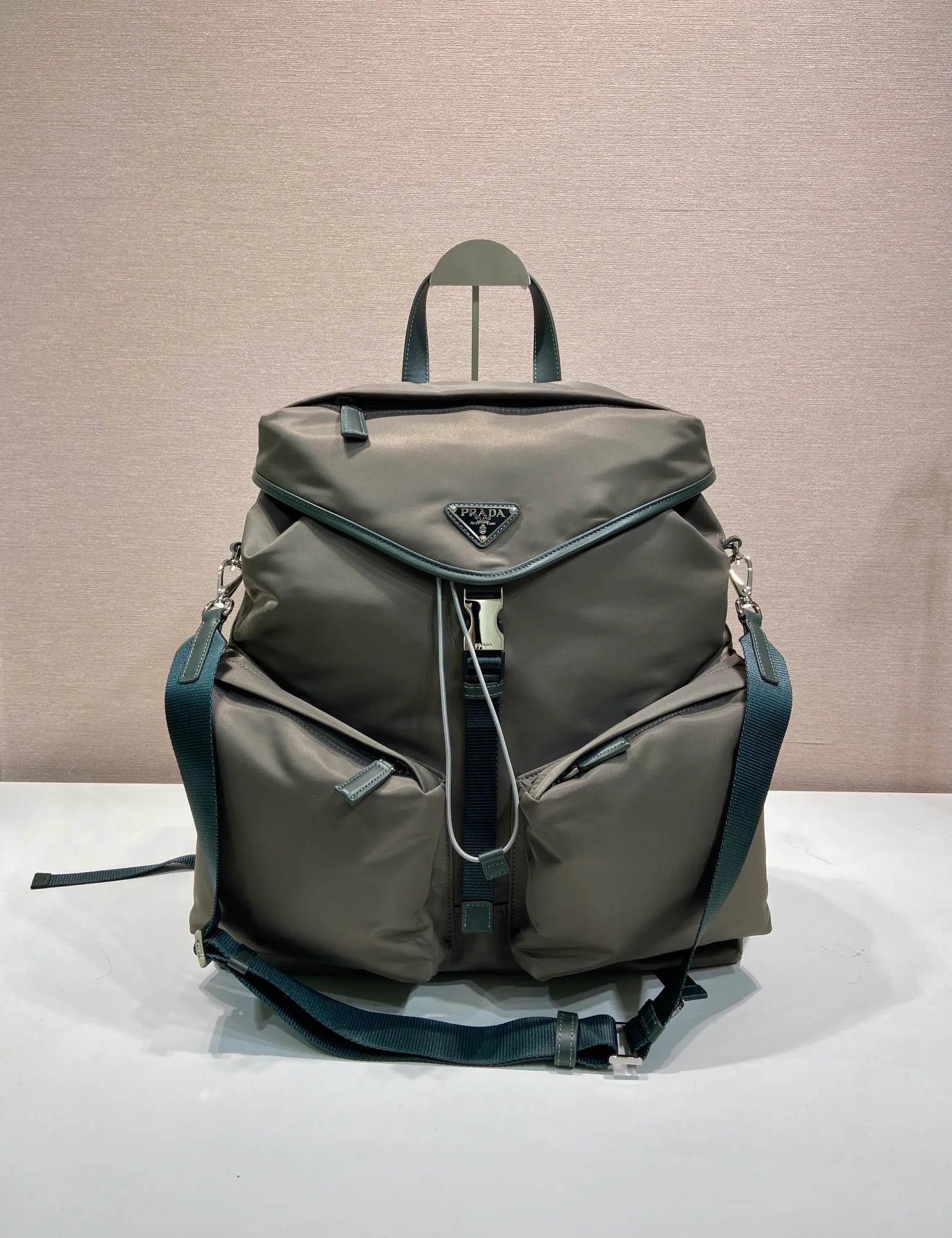 💰1700🎉New catwalk model🎉2VZ108A shoulder bag/shoulder bag🎉🎉 This catwalk style backpack is made of imported nylon fabric, calfskin and top-grade hardware. It has a front buckle/flap and 2 pocket design. It is equipped with a detachable nylon shoulder strap. The back can be carried on both shoulders and inserted into a trolley case. It has many compartments and a lot of space. It is no problem for daily carrying and business trips. It is fashionable and practical. Get it now. Handsome guys👏👏 38cm long, 45cm tall and 18cm tall🎉🎉🎉👏👏👏