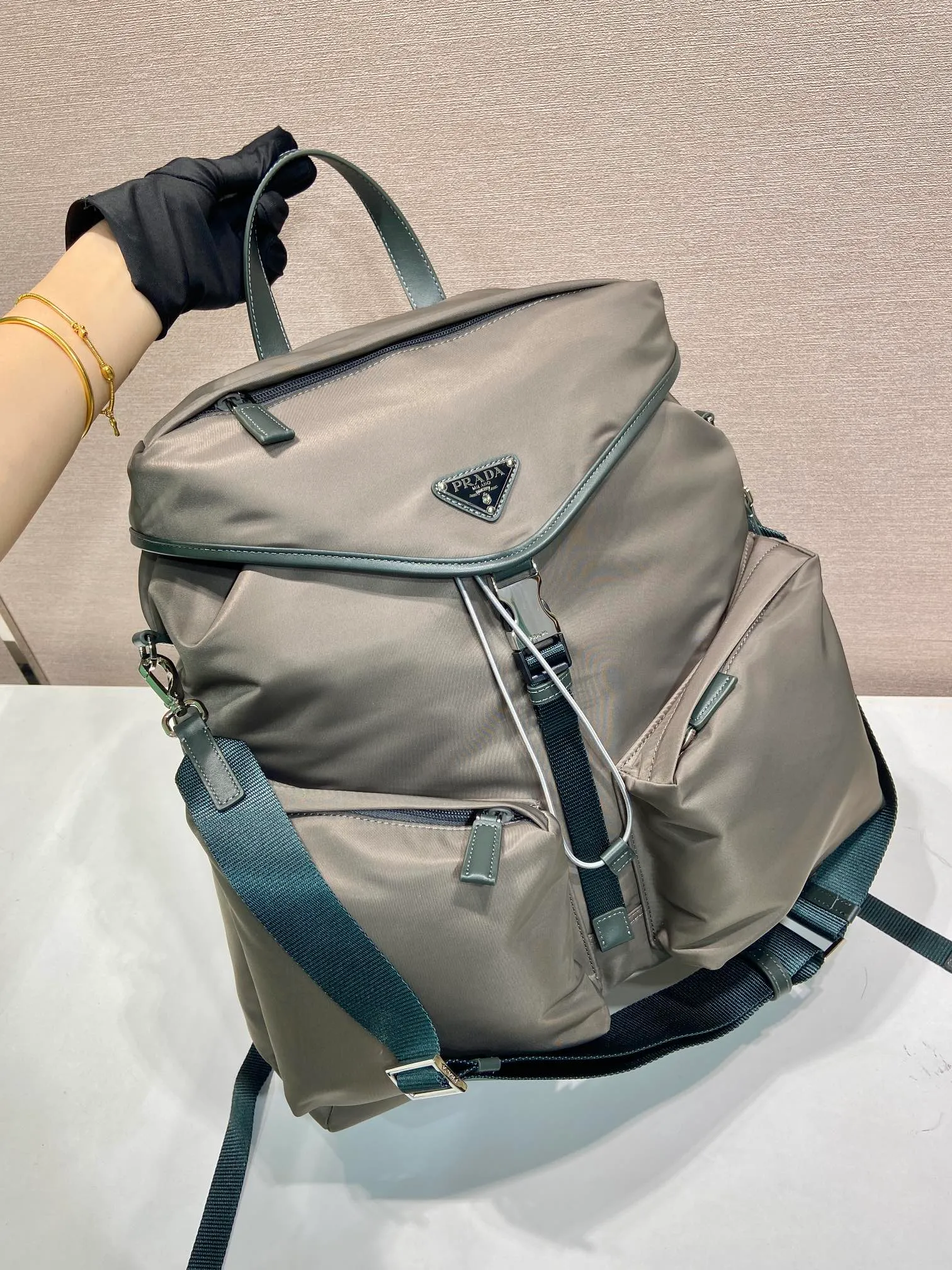 💰1700🎉New catwalk model🎉2VZ108A shoulder bag/shoulder bag🎉🎉 This catwalk style backpack is made of imported nylon fabric, calfskin and top-grade hardware. It has a front buckle/flap and 2 pocket design. It is equipped with a detachable nylon shoulder strap. The back can be carried on both shoulders and inserted into a trolley case. It has many compartments and a lot of space. It is no problem for daily carrying and business trips. It is fashionable and practical. Get it now. Handsome guys👏👏 38cm long, 45cm tall and 18cm tall🎉🎉🎉👏👏👏