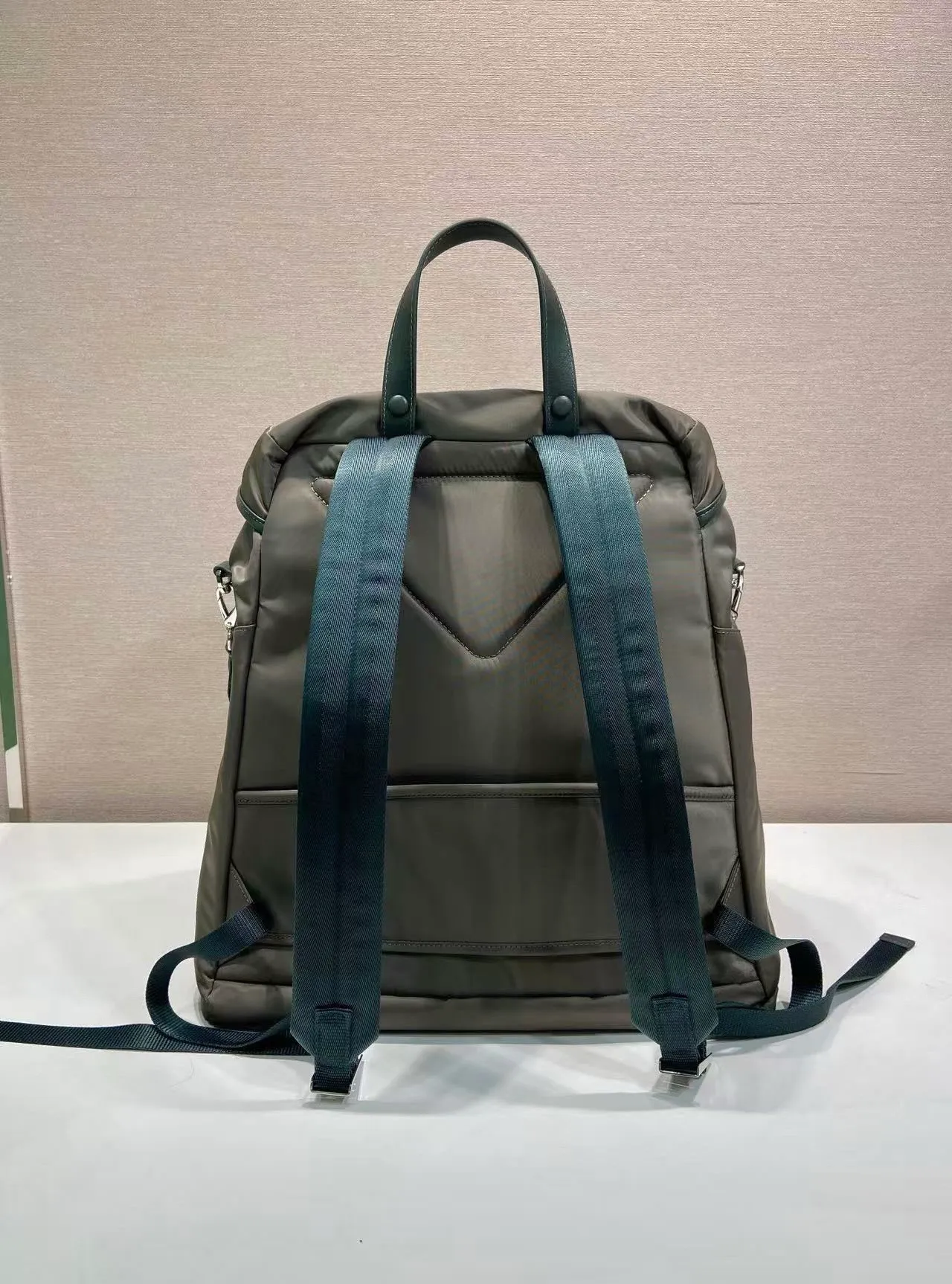 💰1700🎉New catwalk model🎉2VZ108A shoulder bag/shoulder bag🎉🎉 This catwalk style backpack is made of imported nylon fabric, calfskin and top-grade hardware. It has a front buckle/flap and 2 pocket design. It is equipped with a detachable nylon shoulder strap. The back can be carried on both shoulders and inserted into a trolley case. It has many compartments and a lot of space. It is no problem for daily carrying and business trips. It is fashionable and practical. Get it now. Handsome guys👏👏 38cm long, 45cm tall and 18cm tall🎉🎉🎉👏👏👏