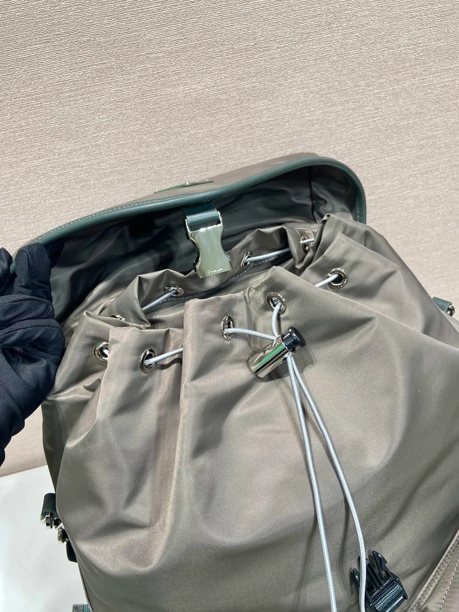 💰1700🎉New catwalk model🎉2VZ108A shoulder bag/shoulder bag🎉🎉 This catwalk style backpack is made of imported nylon fabric, calfskin and top-grade hardware. It has a front buckle/flap and 2 pocket design. It is equipped with a detachable nylon shoulder strap. The back can be carried on both shoulders and inserted into a trolley case. It has many compartments and a lot of space. It is no problem for daily carrying and business trips. It is fashionable and practical. Get it now. Handsome guys👏👏 38cm long, 45cm tall and 18cm tall🎉🎉🎉👏👏👏