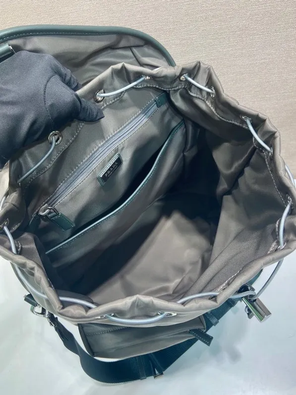 💰1700🎉New catwalk model🎉2VZ108A shoulder bag/shoulder bag🎉🎉 This catwalk style backpack is made of imported nylon fabric, calfskin and top-grade hardware. It has a front buckle/flap and 2 pocket design. It is equipped with a detachable nylon shoulder strap. The back can be carried on both shoulders and inserted into a trolley case. It has many compartments and a lot of space. It is no problem for daily carrying and business trips. It is fashionable and practical. Get it now. Handsome guys👏👏 38cm long, 45cm tall and 18cm tall🎉🎉🎉👏👏👏