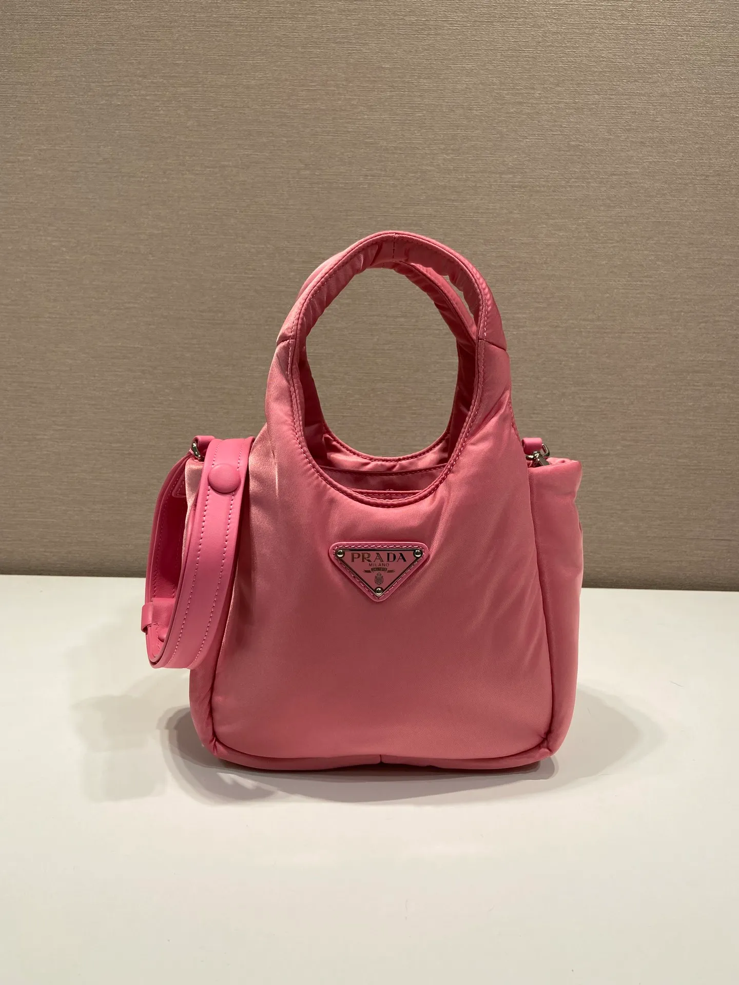 💰1060🎉Mini Tote Bag🎉1BA359 Nylon Fabric🎉🎉 This tote bag style handbag is made of imported nylon fabric, simple and very soft to the touch, casual and fashionable, with double handles and magnetic buckles. Open the bag to reveal the nylon lining and three compartments. The space capacity is very large and lightweight🎉🎉Can be carried on the shoulder🎉🎉If you like babies, hurry up and get it🎉🎉 Length 19x Height 16x Bottom 10cm🎉🎉🎉🍊🍊🍊