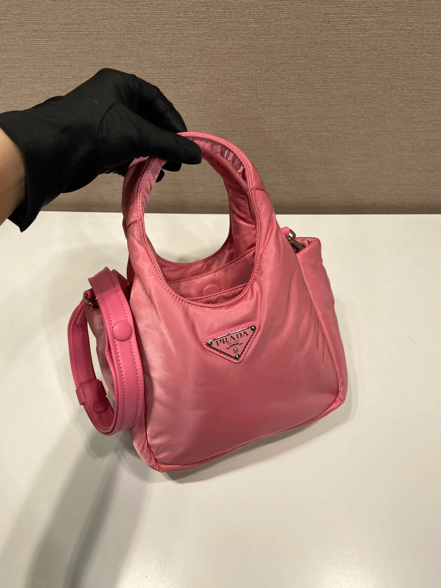 💰1060🎉Mini Tote Bag🎉1BA359 Nylon Fabric🎉🎉 This tote bag style handbag is made of imported nylon fabric, simple and very soft to the touch, casual and fashionable, with double handles and magnetic buckles. Open the bag to reveal the nylon lining and three compartments. The space capacity is very large and lightweight🎉🎉Can be carried on the shoulder🎉🎉If you like babies, hurry up and get it🎉🎉 Length 19x Height 16x Bottom 10cm🎉🎉🎉🍊🍊🍊