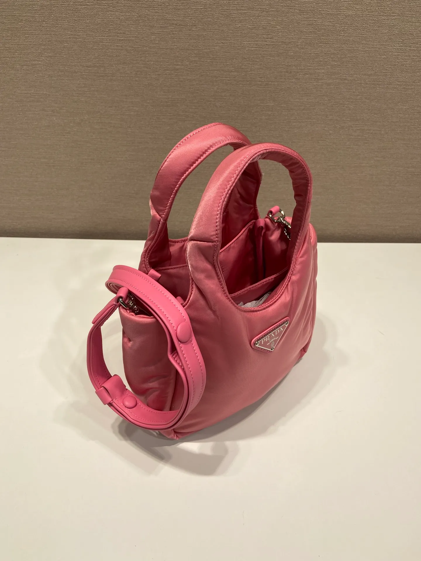 💰1060🎉Mini Tote Bag🎉1BA359 Nylon Fabric🎉🎉 This tote bag style handbag is made of imported nylon fabric, simple and very soft to the touch, casual and fashionable, with double handles and magnetic buckles. Open the bag to reveal the nylon lining and three compartments. The space capacity is very large and lightweight🎉🎉Can be carried on the shoulder🎉🎉If you like babies, hurry up and get it🎉🎉 Length 19x Height 16x Bottom 10cm🎉🎉🎉🍊🍊🍊