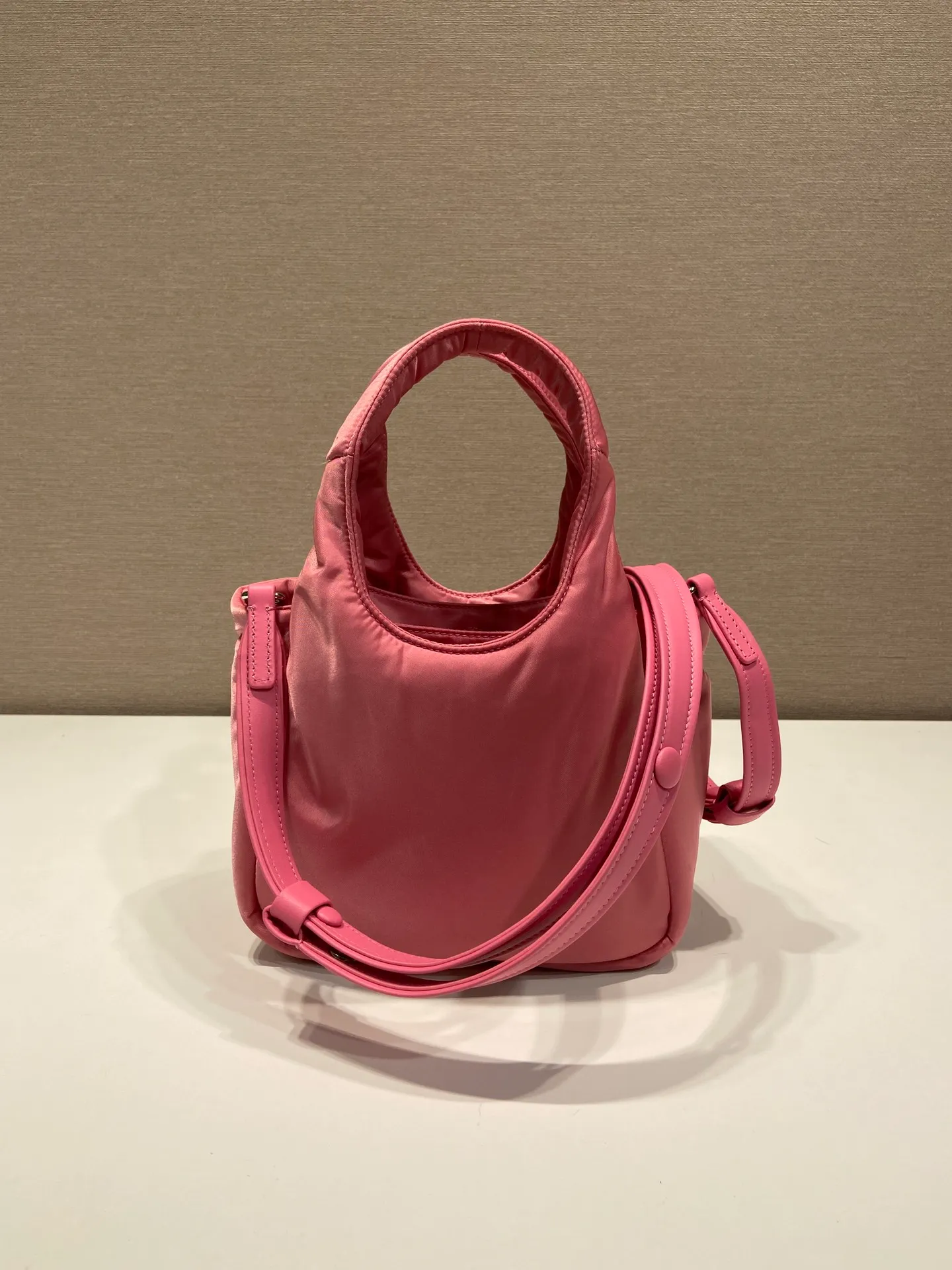 💰1060🎉Mini Tote Bag🎉1BA359 Nylon Fabric🎉🎉 This tote bag style handbag is made of imported nylon fabric, simple and very soft to the touch, casual and fashionable, with double handles and magnetic buckles. Open the bag to reveal the nylon lining and three compartments. The space capacity is very large and lightweight🎉🎉Can be carried on the shoulder🎉🎉If you like babies, hurry up and get it🎉🎉 Length 19x Height 16x Bottom 10cm🎉🎉🎉🍊🍊🍊