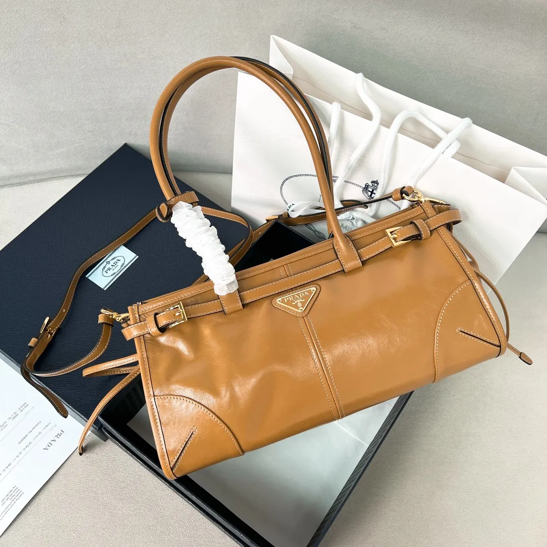 💰1840✨New model debut✨Oil-wax leather LuxSoft handbag small size 1BA426 long handle New popular LuxSoftBag Retro oil-wax leather with gold hardware Iconic triangle logo Comes with a long shoulder strap Can be carried on one shoulder or crossbody The fashionable feel is straight forward Size 32*15.5*12