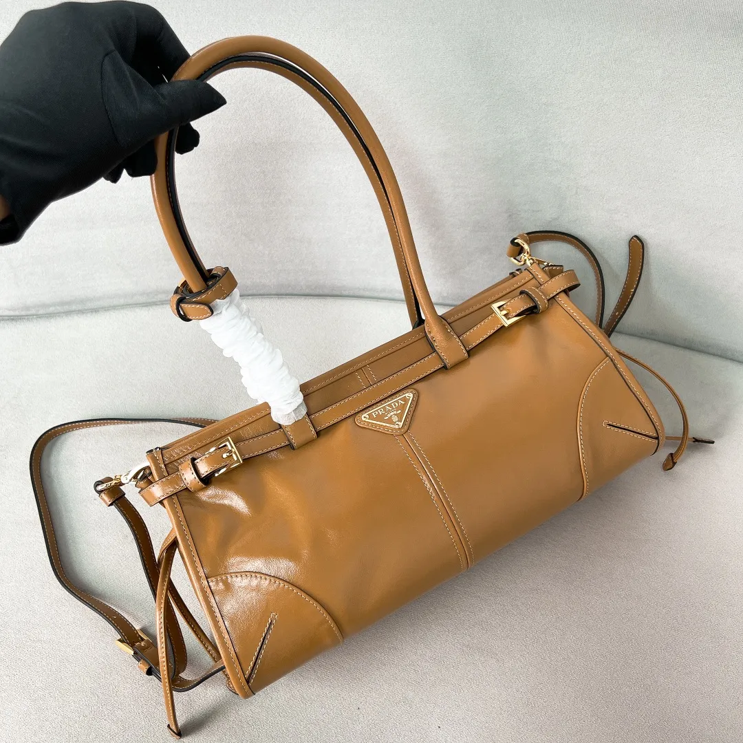💰1840✨New model debut✨Oil-wax leather LuxSoft handbag small size 1BA426 long handle New popular LuxSoftBag Retro oil-wax leather with gold hardware Iconic triangle logo Comes with a long shoulder strap Can be carried on one shoulder or crossbody The fashionable feel is straight forward Size 32*15.5*12