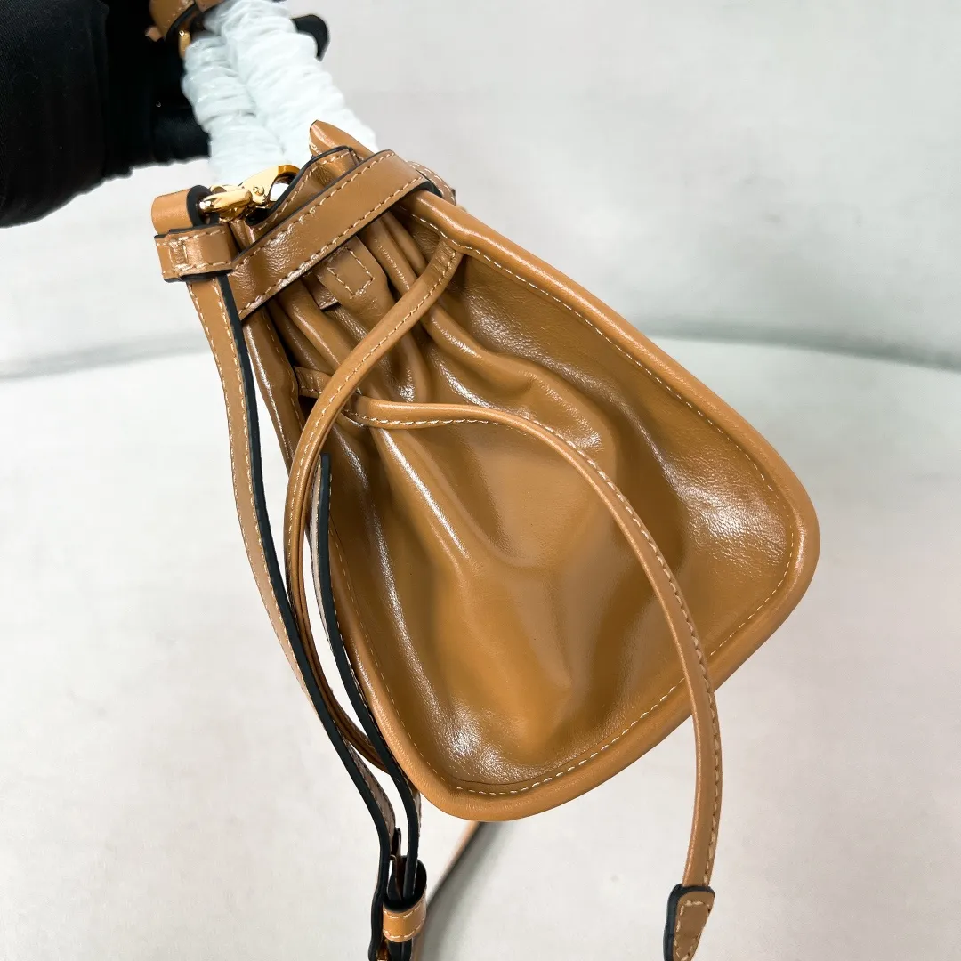 💰1840✨New model debut✨Oil-wax leather LuxSoft handbag small size 1BA426 long handle New popular LuxSoftBag Retro oil-wax leather with gold hardware Iconic triangle logo Comes with a long shoulder strap Can be carried on one shoulder or crossbody The fashionable feel is straight forward Size 32*15.5*12