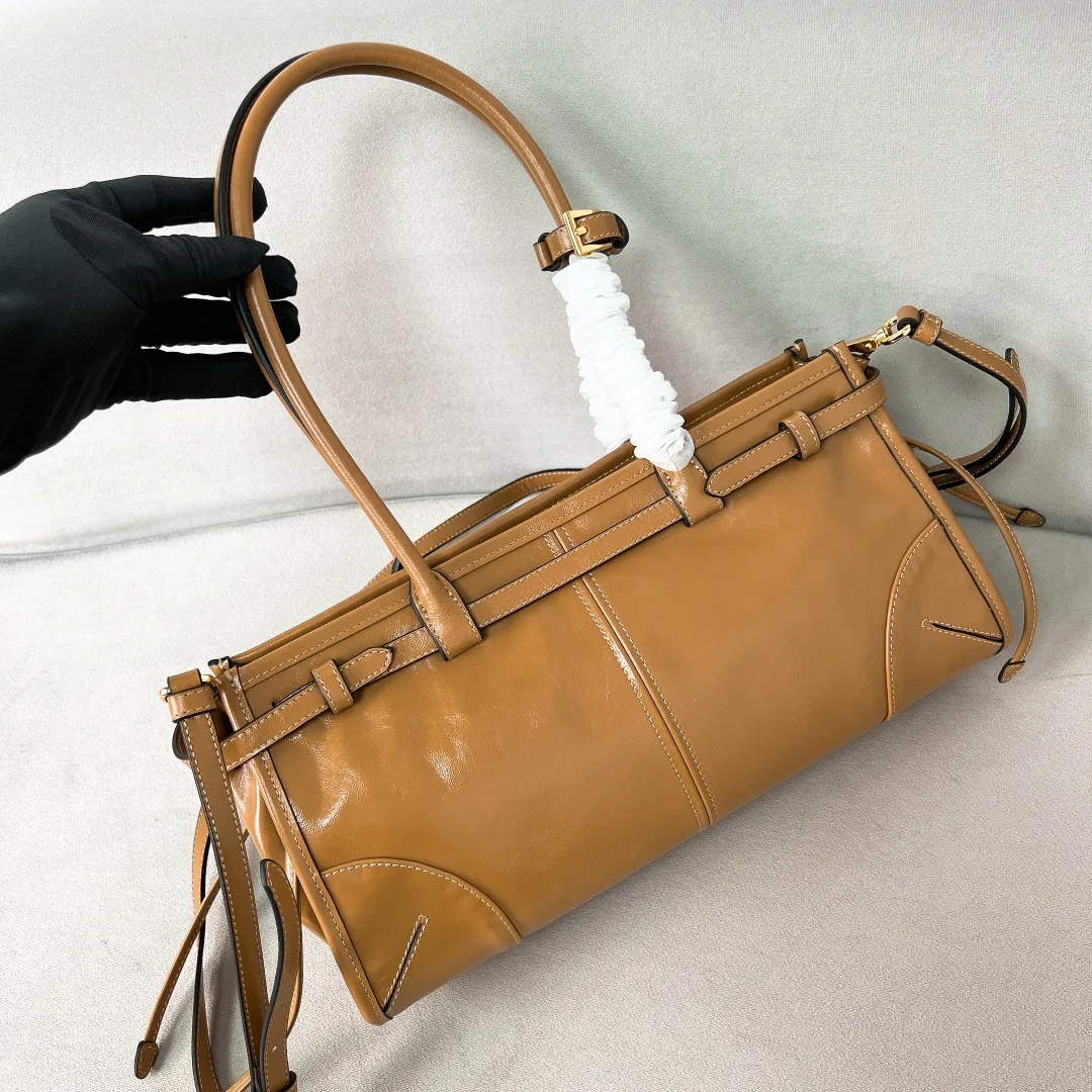 💰1840✨New model debut✨Oil-wax leather LuxSoft handbag small size 1BA426 long handle New popular LuxSoftBag Retro oil-wax leather with gold hardware Iconic triangle logo Comes with a long shoulder strap Can be carried on one shoulder or crossbody The fashionable feel is straight forward Size 32*15.5*12