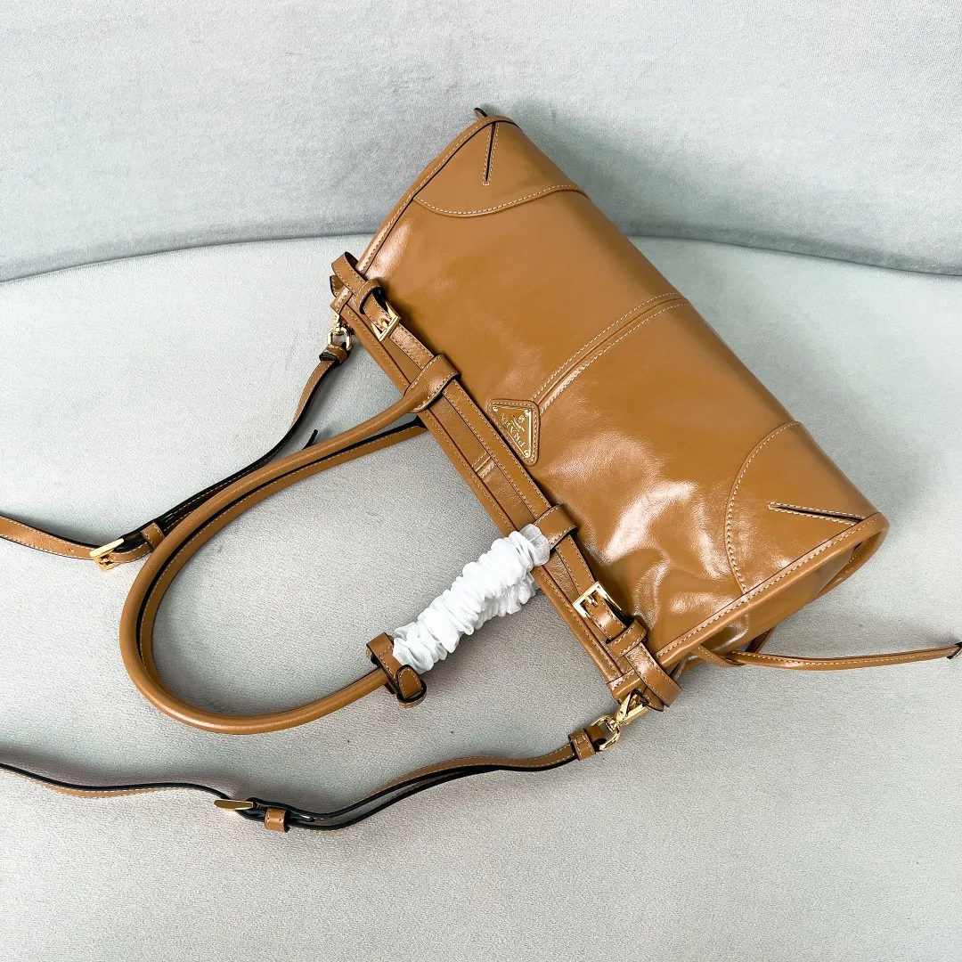 💰1840✨New model debut✨Oil-wax leather LuxSoft handbag small size 1BA426 long handle New popular LuxSoftBag Retro oil-wax leather with gold hardware Iconic triangle logo Comes with a long shoulder strap Can be carried on one shoulder or crossbody The fashionable feel is straight forward Size 32*15.5*12