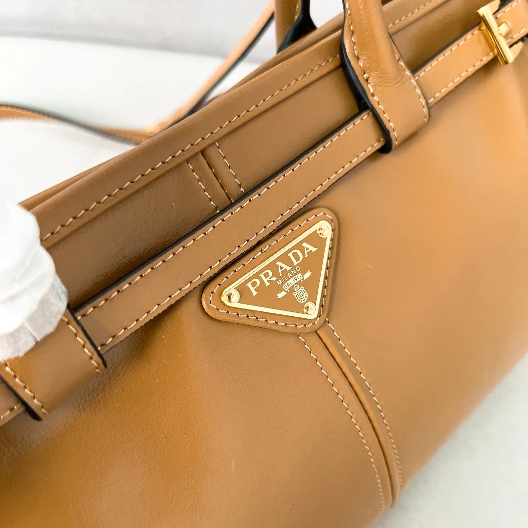 💰1840✨New model debut✨Oil-wax leather LuxSoft handbag small size 1BA426 long handle New popular LuxSoftBag Retro oil-wax leather with gold hardware Iconic triangle logo Comes with a long shoulder strap Can be carried on one shoulder or crossbody The fashionable feel is straight forward Size 32*15.5*12