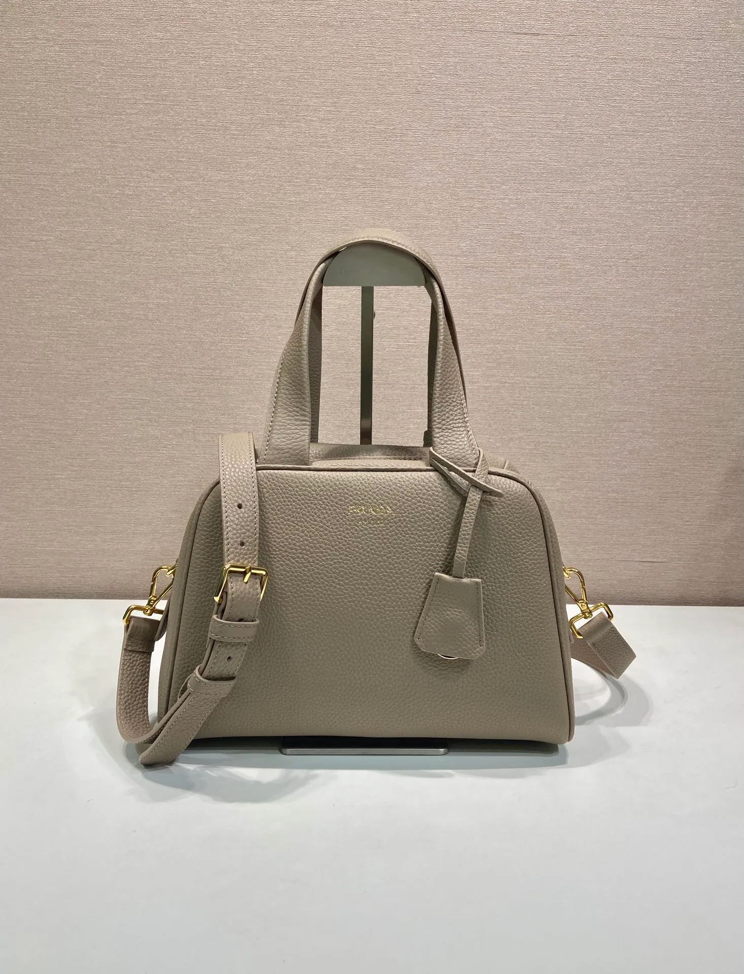 💰1700🎉New arrival 1BB149 small🎉🎉 This top handle bag made of natural grain leather is reinterpreted with a soft silhouette and can be carried by hand or worn with a detachable shoulder strap and comes with 2 detachable hang tags. Metal hardware. It has an embossed letter logo on the front, a zipper closure, and two pockets, one of which is zippered. It has a large capacity and is a popular item that will never go out of style. Hurry up and get it🎉 Length 28x Height 20x Bottom 13cm🎉🎉🎉💰💰💰