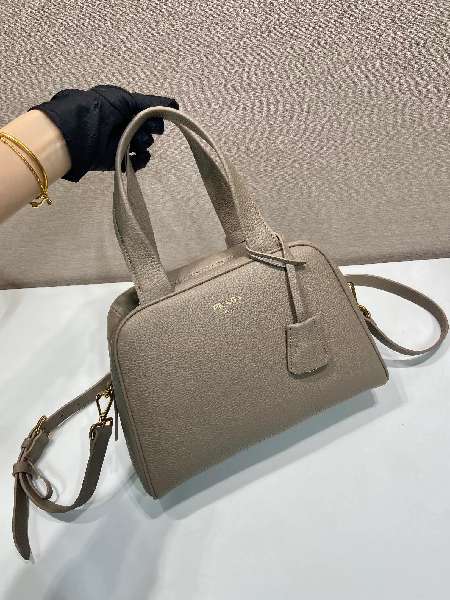 💰1700🎉New arrival 1BB149 small🎉🎉 This top handle bag made of natural grain leather is reinterpreted with a soft silhouette and can be carried by hand or worn with a detachable shoulder strap and comes with 2 detachable hang tags. Metal hardware. It has an embossed letter logo on the front, a zipper closure, and two pockets, one of which is zippered. It has a large capacity and is a popular item that will never go out of style. Hurry up and get it🎉 Length 28x Height 20x Bottom 13cm🎉🎉🎉💰💰💰