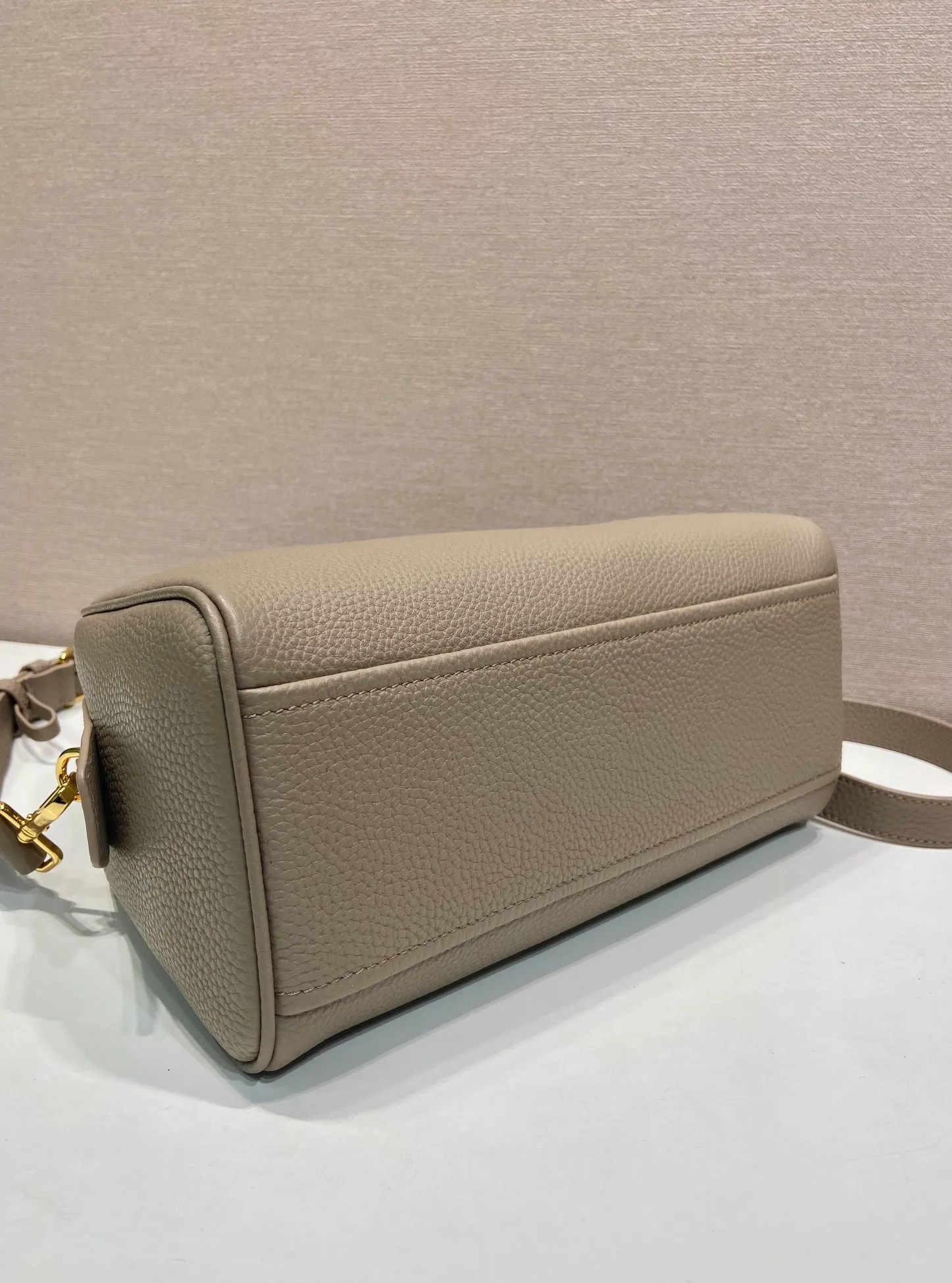 💰1700🎉New arrival 1BB149 small🎉🎉 This top handle bag made of natural grain leather is reinterpreted with a soft silhouette and can be carried by hand or worn with a detachable shoulder strap and comes with 2 detachable hang tags. Metal hardware. It has an embossed letter logo on the front, a zipper closure, and two pockets, one of which is zippered. It has a large capacity and is a popular item that will never go out of style. Hurry up and get it🎉 Length 28x Height 20x Bottom 13cm🎉🎉🎉💰💰💰