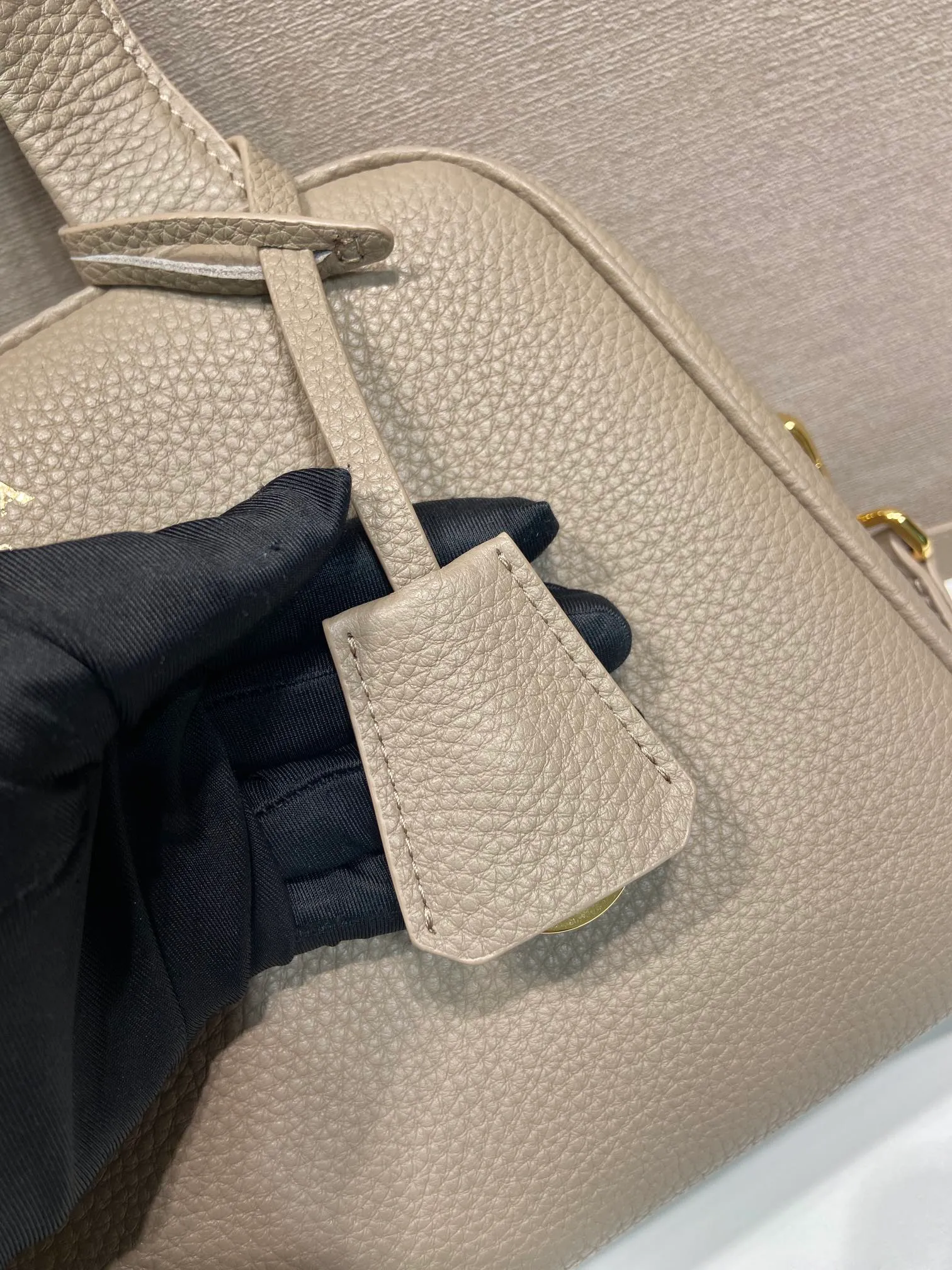 💰1700🎉New arrival 1BB149 small🎉🎉 This top handle bag made of natural grain leather is reinterpreted with a soft silhouette and can be carried by hand or worn with a detachable shoulder strap and comes with 2 detachable hang tags. Metal hardware. It has an embossed letter logo on the front, a zipper closure, and two pockets, one of which is zippered. It has a large capacity and is a popular item that will never go out of style. Hurry up and get it🎉 Length 28x Height 20x Bottom 13cm🎉🎉🎉💰💰💰