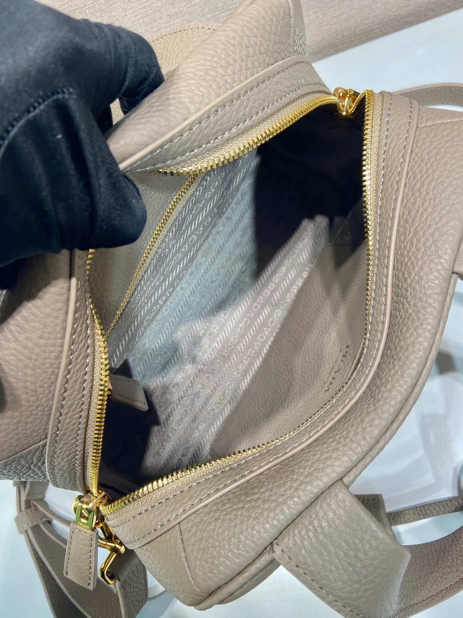 💰1700🎉New arrival 1BB149 small🎉🎉 This top handle bag made of natural grain leather is reinterpreted with a soft silhouette and can be carried by hand or worn with a detachable shoulder strap and comes with 2 detachable hang tags. Metal hardware. It has an embossed letter logo on the front, a zipper closure, and two pockets, one of which is zippered. It has a large capacity and is a popular item that will never go out of style. Hurry up and get it🎉 Length 28x Height 20x Bottom 13cm🎉🎉🎉💰💰💰