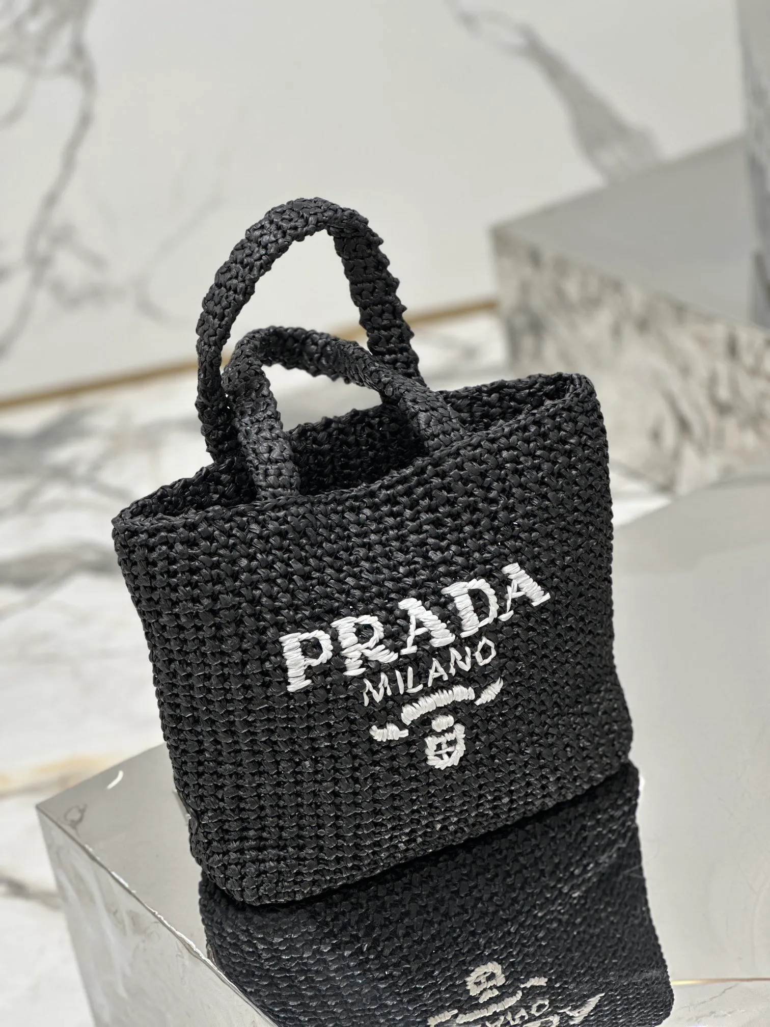 💰1640🌟Woven Tote Bag (Small Size) This woven tote bag is designed with imported raffia and is very handmade. Each bag is woven by hand using professional techniques. It is light and spacious, has a summer style, and is very versatile! Size: length 24x height 24x bottom 8cm Style number: 1BG422