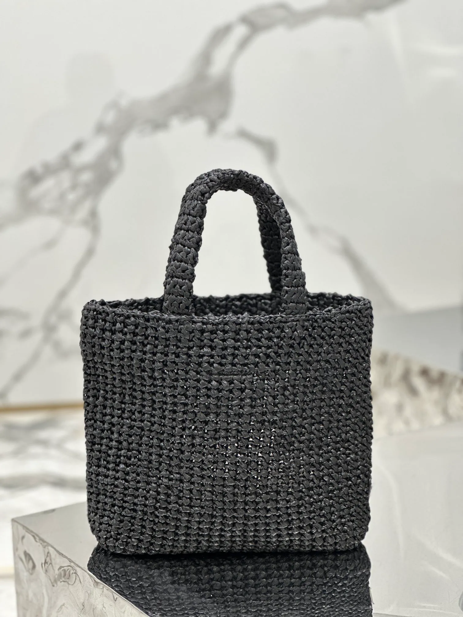 💰1640🌟Woven Tote Bag (Small Size) This woven tote bag is designed with imported raffia and is very handmade. Each bag is woven by hand using professional techniques. It is light and spacious, has a summer style, and is very versatile! Size: length 24x height 24x bottom 8cm Style number: 1BG422