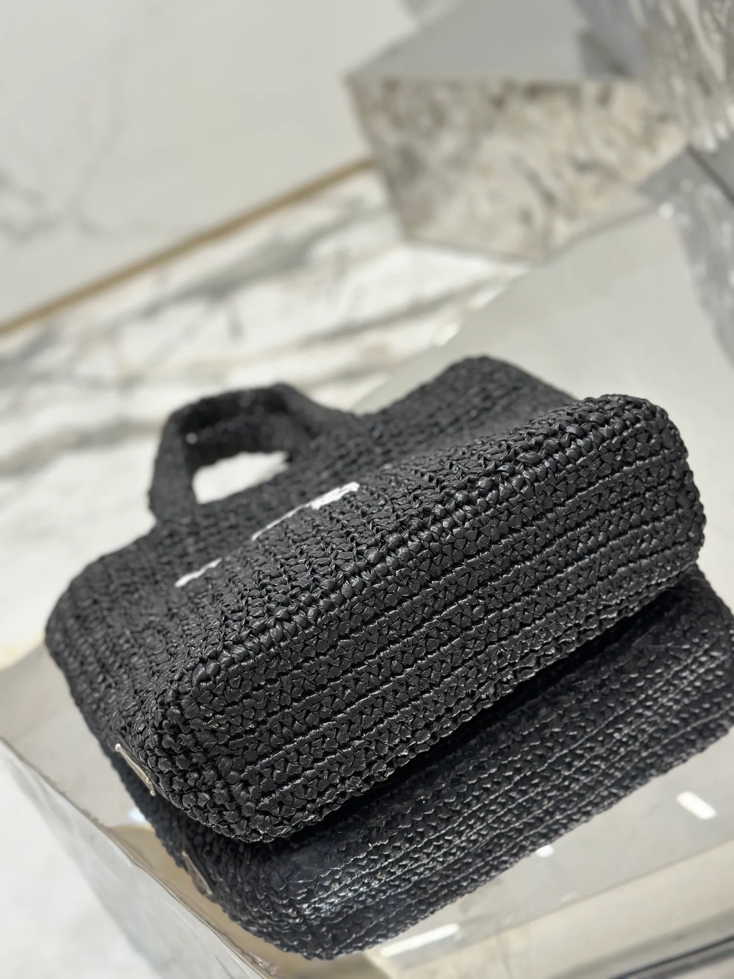 💰1640🌟Woven Tote Bag (Small Size) This woven tote bag is designed with imported raffia and is very handmade. Each bag is woven by hand using professional techniques. It is light and spacious, has a summer style, and is very versatile! Size: length 24x height 24x bottom 8cm Style number: 1BG422