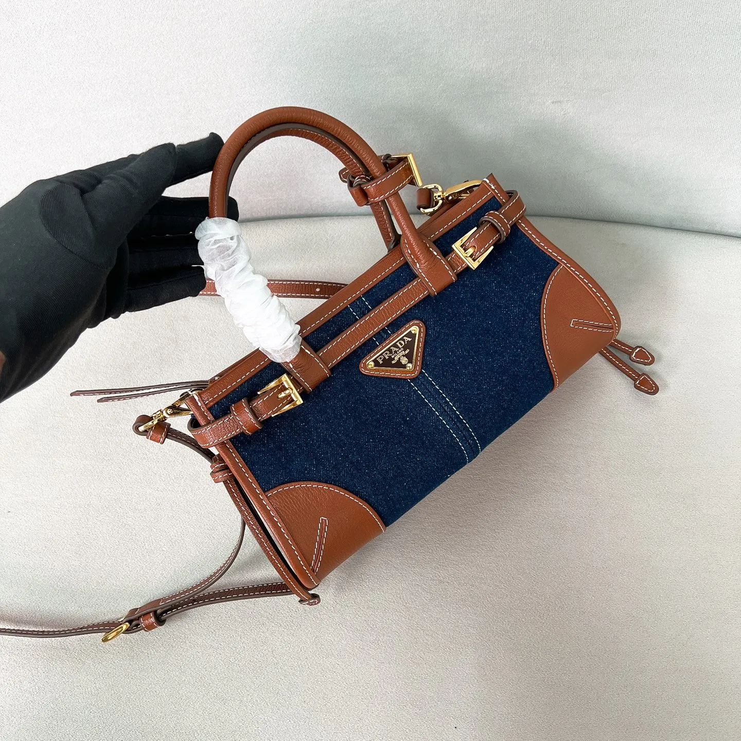 💰1400✨New model debut✨2025 new denim Baby Bonnie handbag 1BA486 hot style LuxSoft-Bonnie handbag denim fabric with retro waxed leather and gold hardware iconic triangle logo equipped with long shoulder strap can be carried on one shoulder or crossbody, fashionable and full of design, casual and simple, exquisite and practical, a retro style bag suitable for daily travel The upper body is really cool and sassy, retro➕fashionable and instant. Size 23.5*12*9