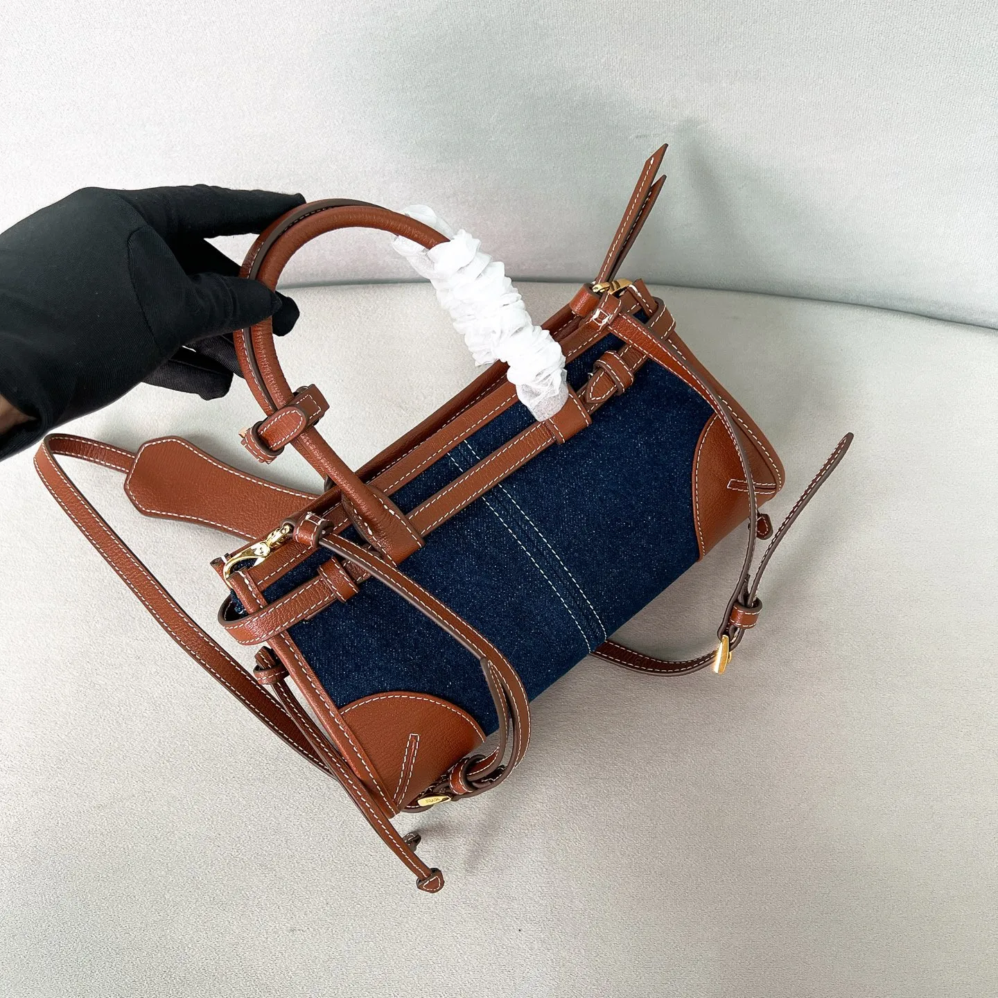 💰1400✨New model debut✨2025 new denim Baby Bonnie handbag 1BA486 hot style LuxSoft-Bonnie handbag denim fabric with retro waxed leather and gold hardware iconic triangle logo equipped with long shoulder strap can be carried on one shoulder or crossbody, fashionable and full of design, casual and simple, exquisite and practical, a retro style bag suitable for daily travel The upper body is really cool and sassy, retro➕fashionable and instant. Size 23.5*12*9