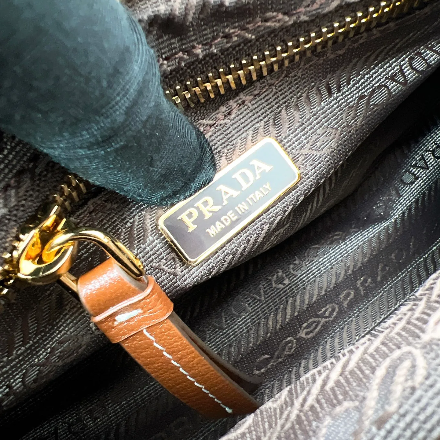 💰1400✨New model debut✨2025 new denim Baby Bonnie handbag 1BA486 hot style LuxSoft-Bonnie handbag denim fabric with retro waxed leather and gold hardware iconic triangle logo equipped with long shoulder strap can be carried on one shoulder or crossbody, fashionable and full of design, casual and simple, exquisite and practical, a retro style bag suitable for daily travel The upper body is really cool and sassy, retro➕fashionable and instant. Size 23.5*12*9