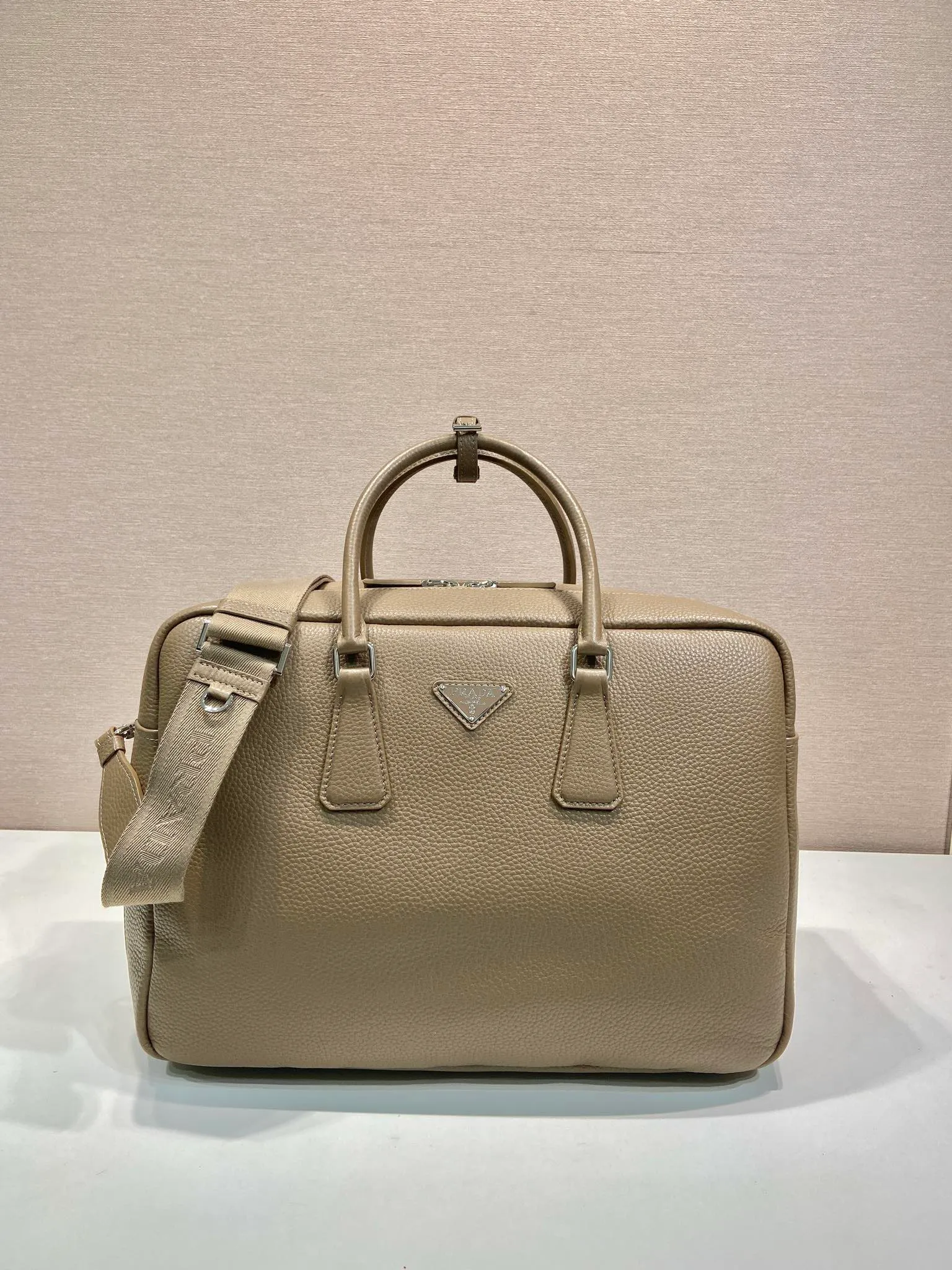 💰2160🎉New briefcase🎉2VE339 extra large🎉🎉 This briefcase is made of imported deerskin grain cowhide. Showing practical and elegant temperament, the spacious and practical shape is full of personality. Features an adjustable and removable webbing shoulder strap. Enameled metal triangle logo at front. Zip closure. The capacity is large and can be used for daily use. Handsome guys, hurry up and get it🎉🎉 Length 40x Height 28.5x Bottom length 16cm🎉🎉🎉👏👏👏