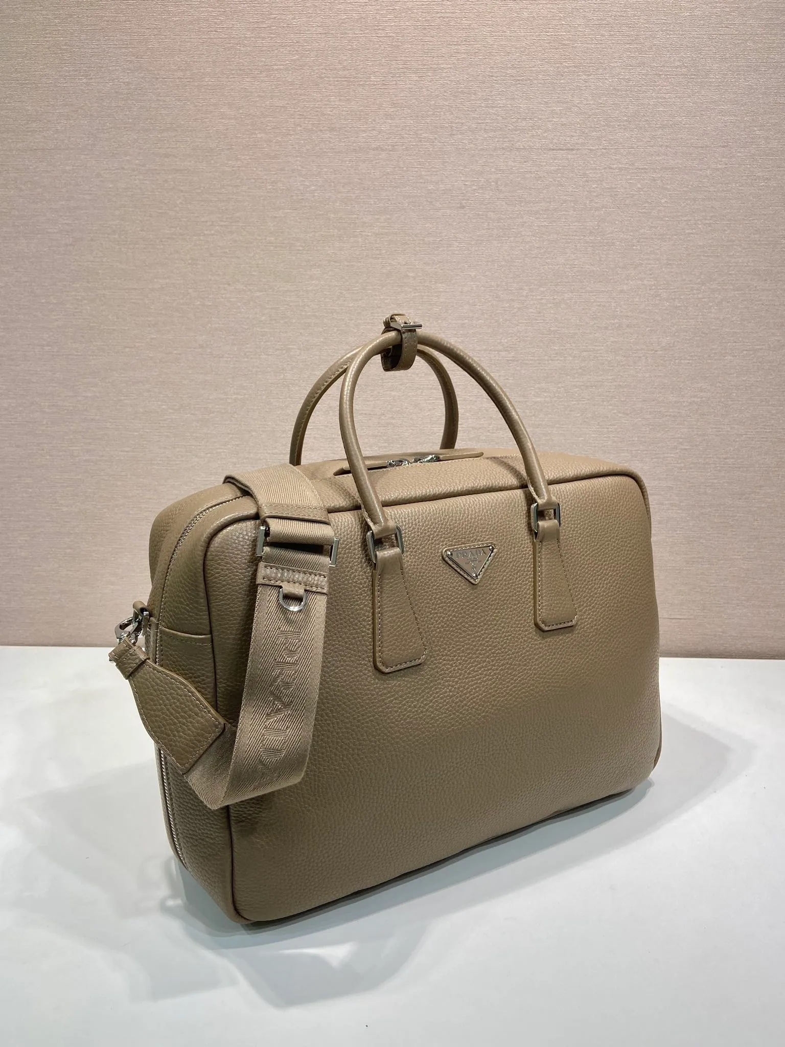 💰2160🎉New briefcase🎉2VE339 extra large🎉🎉 This briefcase is made of imported deerskin grain cowhide. Showing practical and elegant temperament, the spacious and practical shape is full of personality. Features an adjustable and removable webbing shoulder strap. Enameled metal triangle logo at front. Zip closure. The capacity is large and can be used for daily use. Handsome guys, hurry up and get it🎉🎉 Length 40x Height 28.5x Bottom length 16cm🎉🎉🎉👏👏👏