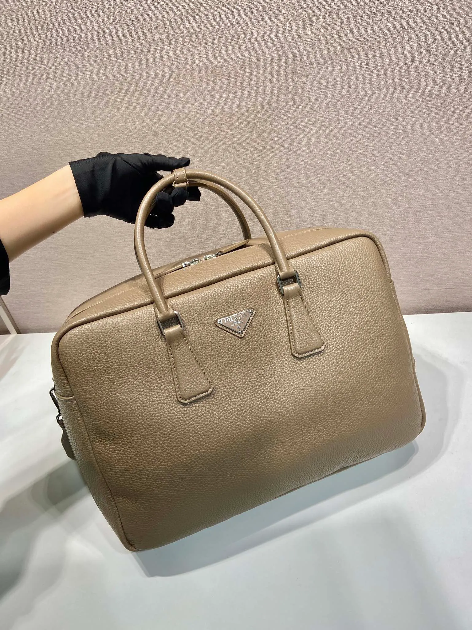 💰2160🎉New briefcase🎉2VE339 extra large🎉🎉 This briefcase is made of imported deerskin grain cowhide. Showing practical and elegant temperament, the spacious and practical shape is full of personality. Features an adjustable and removable webbing shoulder strap. Enameled metal triangle logo at front. Zip closure. The capacity is large and can be used for daily use. Handsome guys, hurry up and get it🎉🎉 Length 40x Height 28.5x Bottom length 16cm🎉🎉🎉👏👏👏