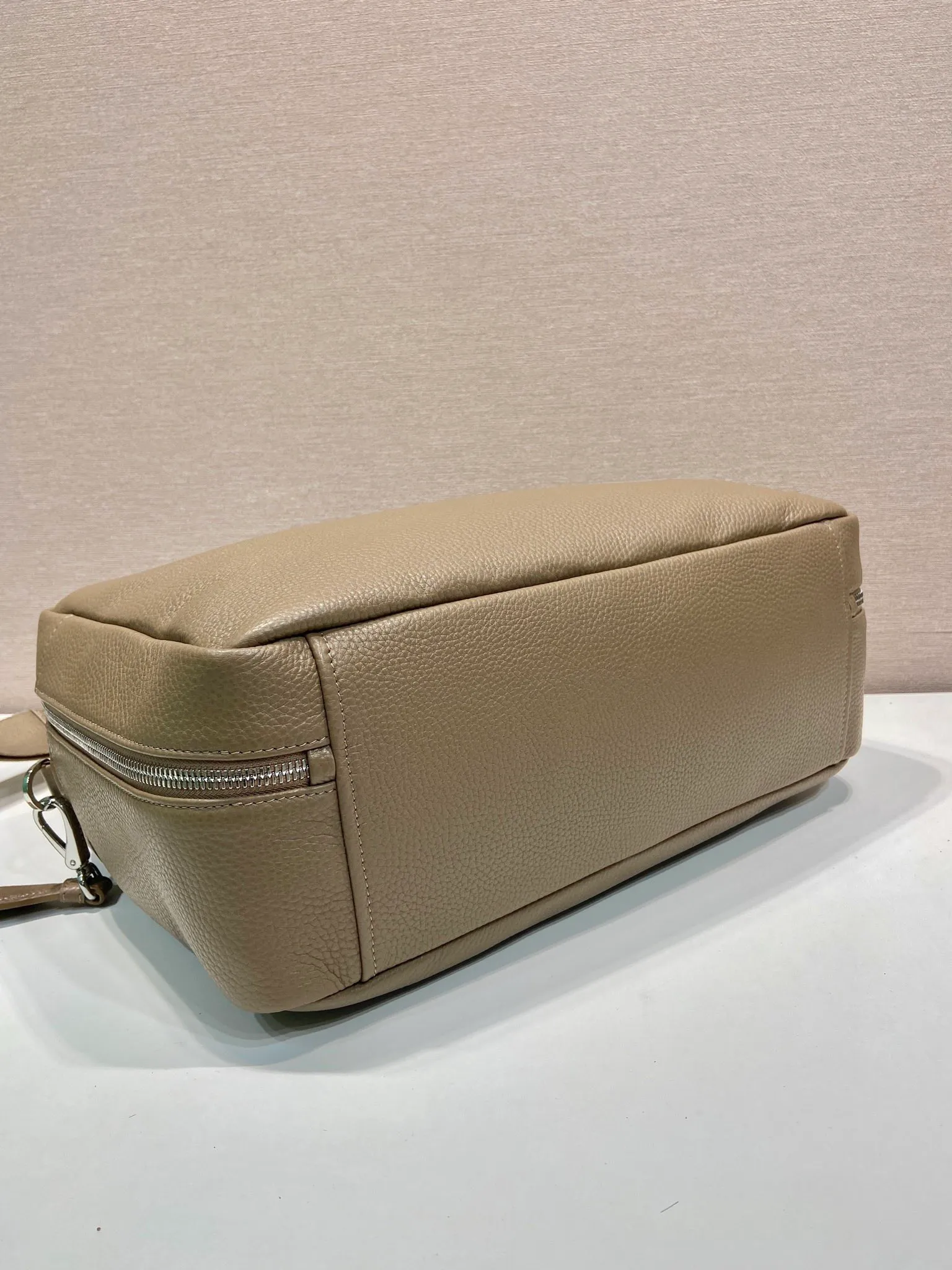 💰2160🎉New briefcase🎉2VE339 extra large🎉🎉 This briefcase is made of imported deerskin grain cowhide. Showing practical and elegant temperament, the spacious and practical shape is full of personality. Features an adjustable and removable webbing shoulder strap. Enameled metal triangle logo at front. Zip closure. The capacity is large and can be used for daily use. Handsome guys, hurry up and get it🎉🎉 Length 40x Height 28.5x Bottom length 16cm🎉🎉🎉👏👏👏