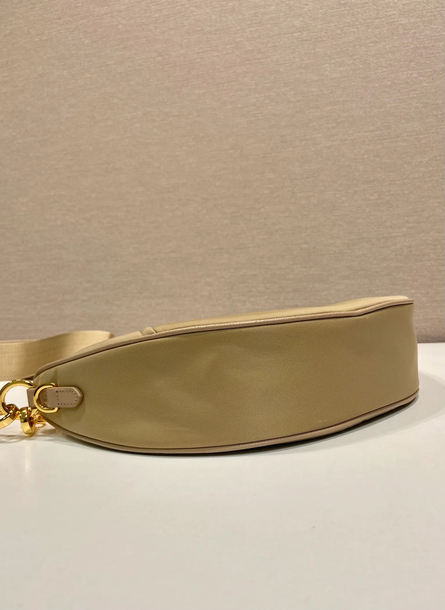 💰1020🎉New Crescent Bag🎉1BH222 Multi-Function🎉🎉 Made of recycled nylon fabric, this Re-Nylon handbag is exquisite and versatile, blending archival style with practical contemporary style. The half-moon silhouette features a detachable sporty shoulder strap and an elegant chain handle, making it versatile and versatile to carry. Crossbody/armpit/armpit bag/hand carry, it’s perfect😘😘Babies, hurry up and get it🎉🎉 Length 30x Height 13.5x Bottom 6cm🎉🎉🎉💰💰💰