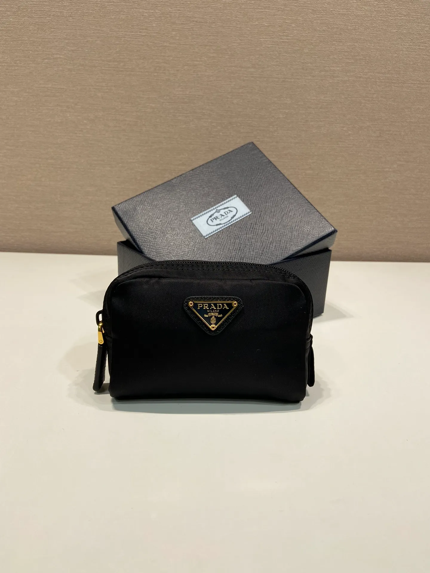 💰280🎉Small clutch🎉1NA339/K gold new product🎉🎉 This clutch is made of innovative Prada Re-Nylon regenerated nylon. The bag has a zipper design, the inner pocket is equipped with a zipper pocket, top-grade hardware, large capacity space, cards/car keys🔑/lipstick💄/all no problem, babies, the little handbag you have been longing for has arrived👏👏 Length 12x Height 8x Bottom 3.5cm🎉🎉🎉👏👏👏