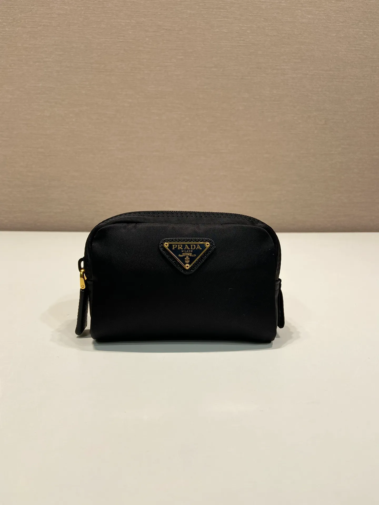 💰280🎉Small clutch🎉1NA339/K gold new product🎉🎉 This clutch is made of innovative Prada Re-Nylon regenerated nylon. The bag has a zipper design, the inner pocket is equipped with a zipper pocket, top-grade hardware, large capacity space, cards/car keys🔑/lipstick💄/all no problem, babies, the little handbag you have been longing for has arrived👏👏 Length 12x Height 8x Bottom 3.5cm🎉🎉🎉👏👏👏