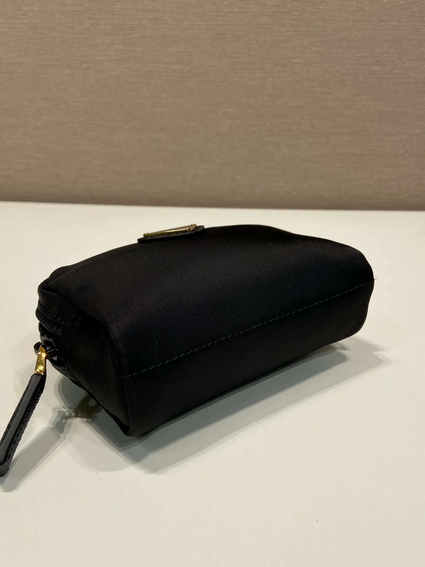 💰280🎉Small clutch🎉1NA339/K gold new product🎉🎉 This clutch is made of innovative Prada Re-Nylon regenerated nylon. The bag has a zipper design, the inner pocket is equipped with a zipper pocket, top-grade hardware, large capacity space, cards/car keys🔑/lipstick💄/all no problem, babies, the little handbag you have been longing for has arrived👏👏 Length 12x Height 8x Bottom 3.5cm🎉🎉🎉👏👏👏