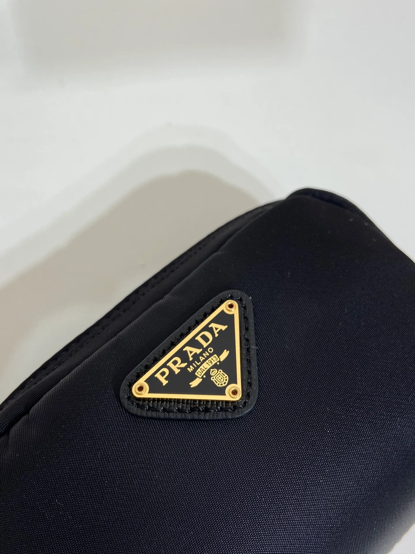 💰280🎉Small clutch🎉1NA339/K gold new product🎉🎉 This clutch is made of innovative Prada Re-Nylon regenerated nylon. The bag has a zipper design, the inner pocket is equipped with a zipper pocket, top-grade hardware, large capacity space, cards/car keys🔑/lipstick💄/all no problem, babies, the little handbag you have been longing for has arrived👏👏 Length 12x Height 8x Bottom 3.5cm🎉🎉🎉👏👏👏